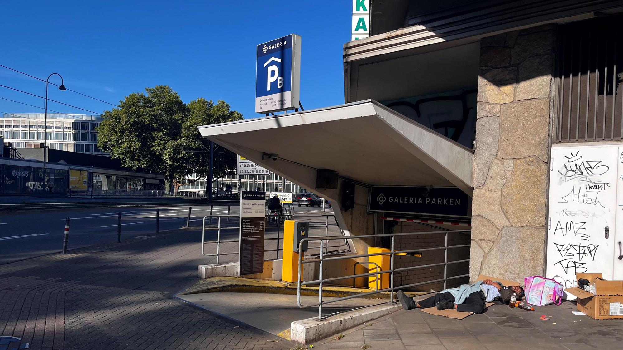 Das Foto zeigt die Außenansicht des Kaufhof-Parkhauses an der Cäcilienstraße. Bild: Arton Krasniqi