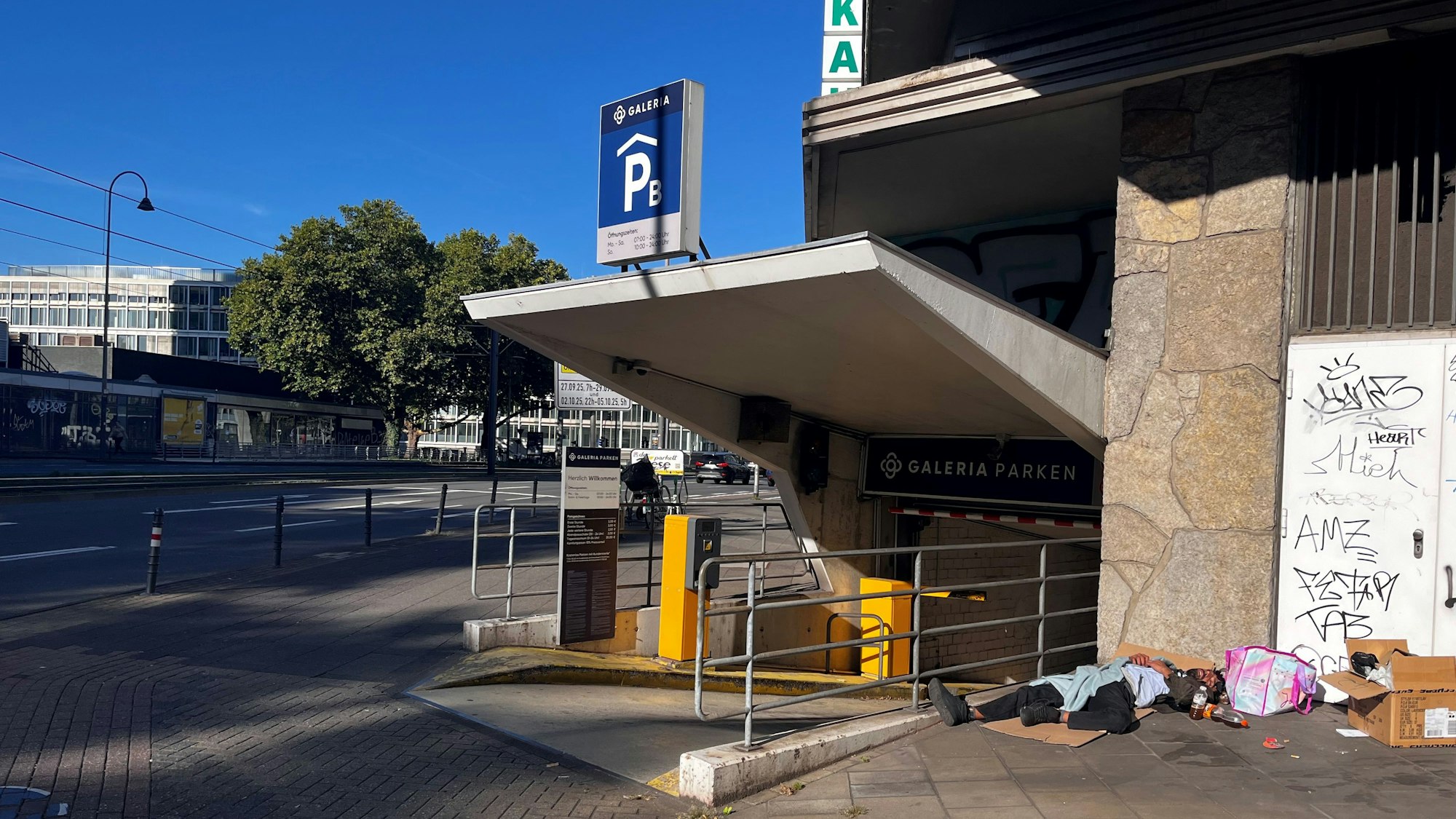 Das Foto zeigt die Außenansicht des Kaufhof-Parkhauses an der Cäcilienstraße. Bild: Arton Krasniqi
