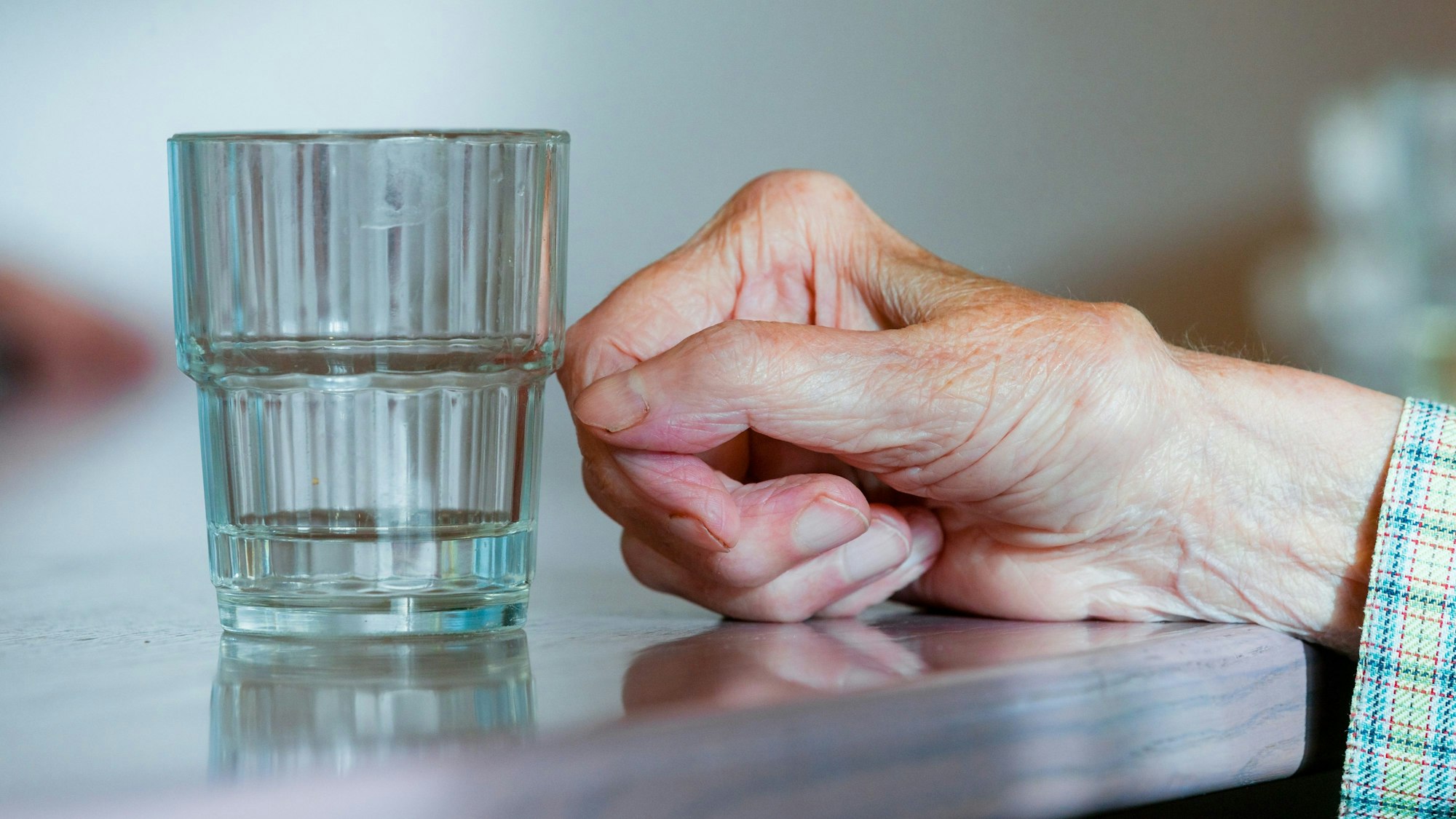 Im Alter lässt der Durst bei vielen Menschen nach. An heißen Tagen kann das besonders gefährlich werden.