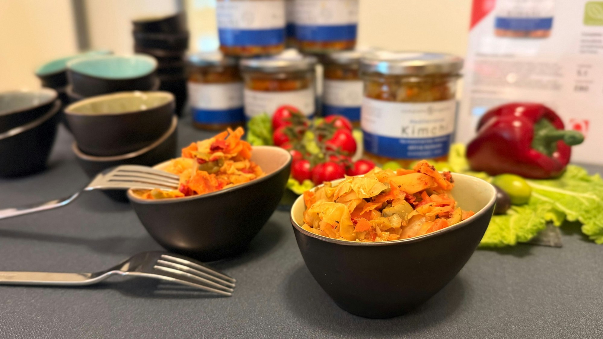 Eine mediterrane Variante des Kimchis, gefüllt in schwarze Schälchen