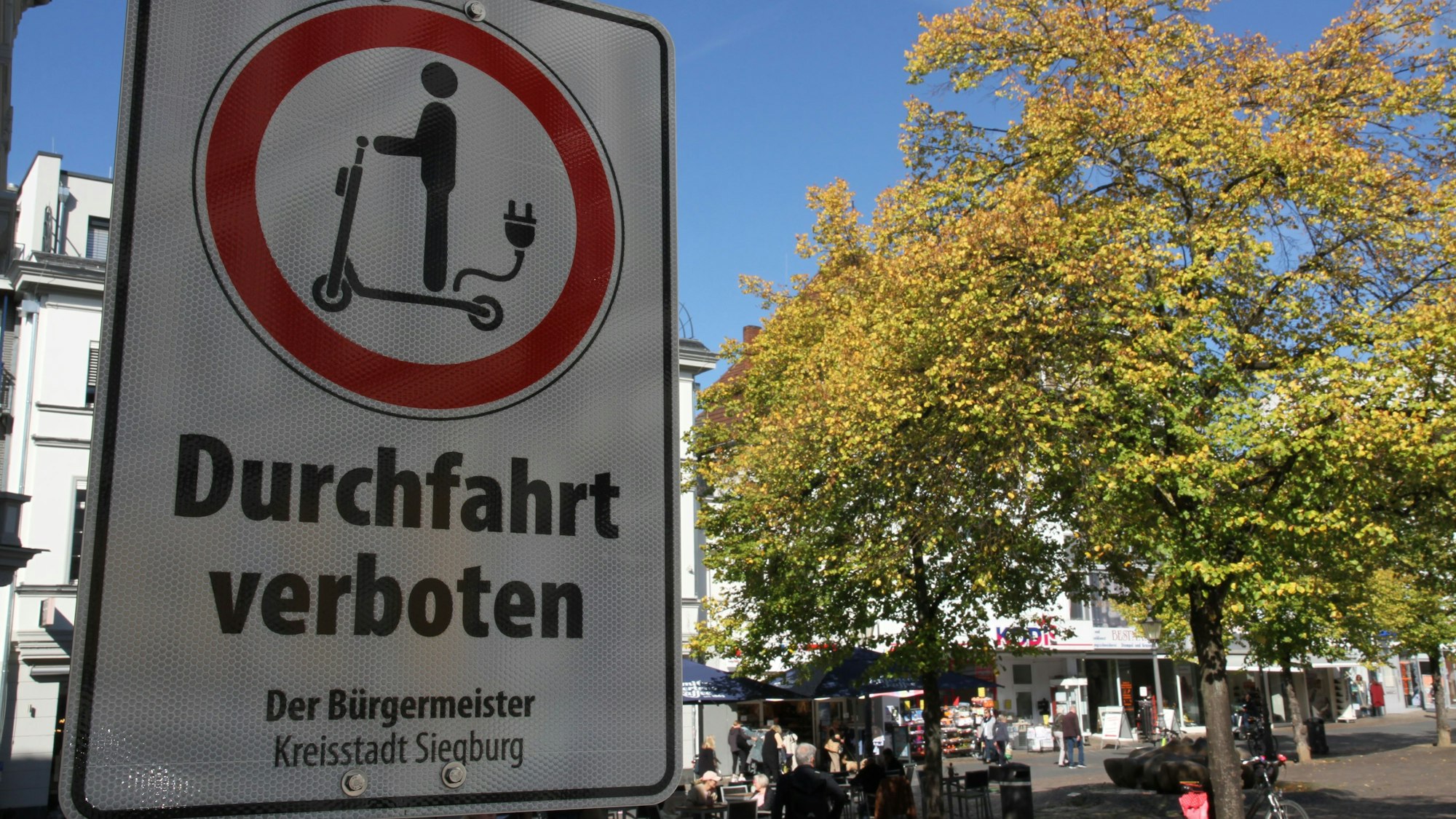 Die Siegburger Fußgängerzone ist für Radfahrer freigegeben, doch die Regelung ist umstritten. E-Roller sind verboten.