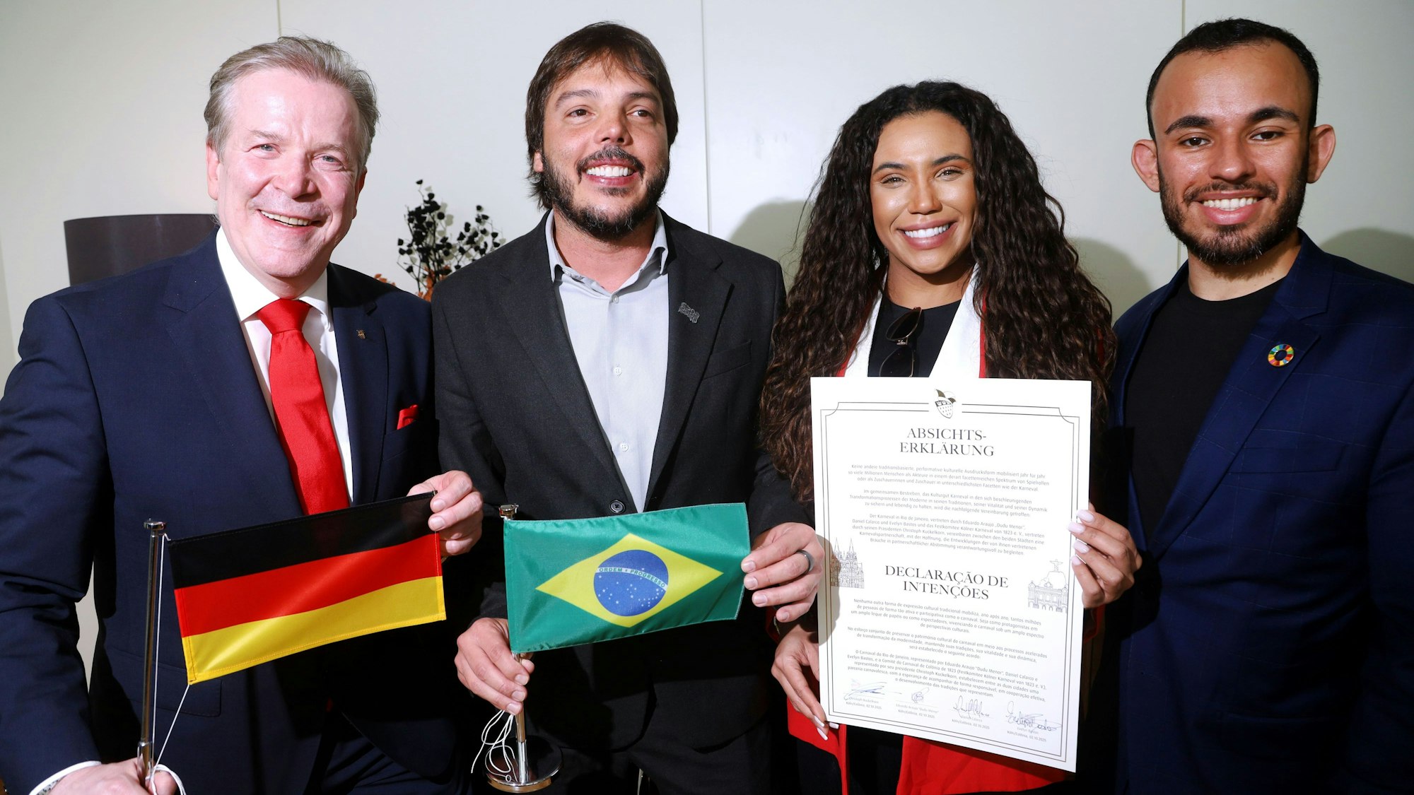 Christoph Kuckelkorn, Präsident des Festkomitees Kölner Karneval, mit Eduardo Araujo, Evelyn Bastos und Daniel Calarco von der LIESA.