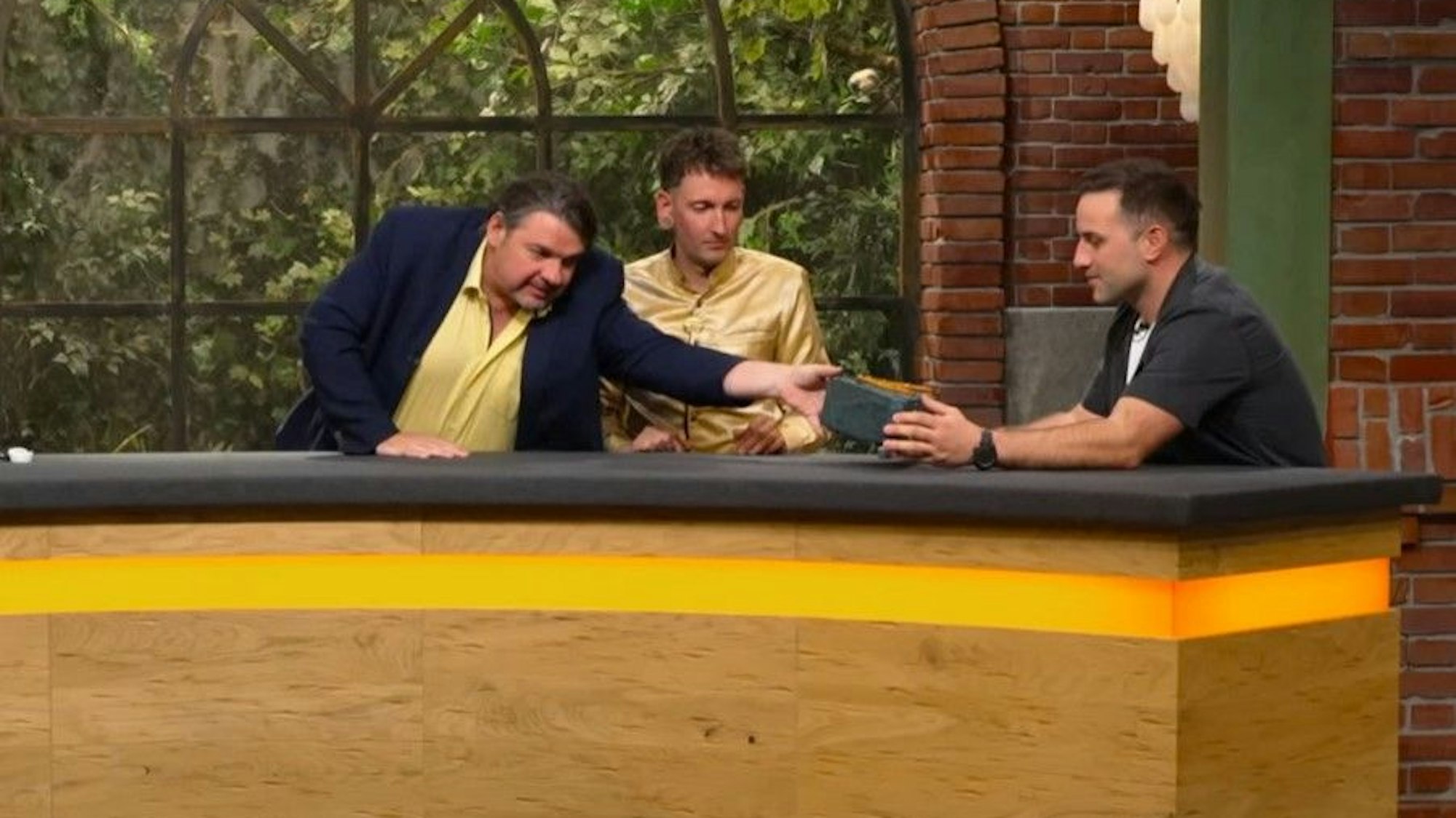 Lange schien es nicht so, doch am Ende lieferten sich „Bares für Rares“-Händler David Suppes (r.) und Daniel Meyer doch noch ein Wettbieten.