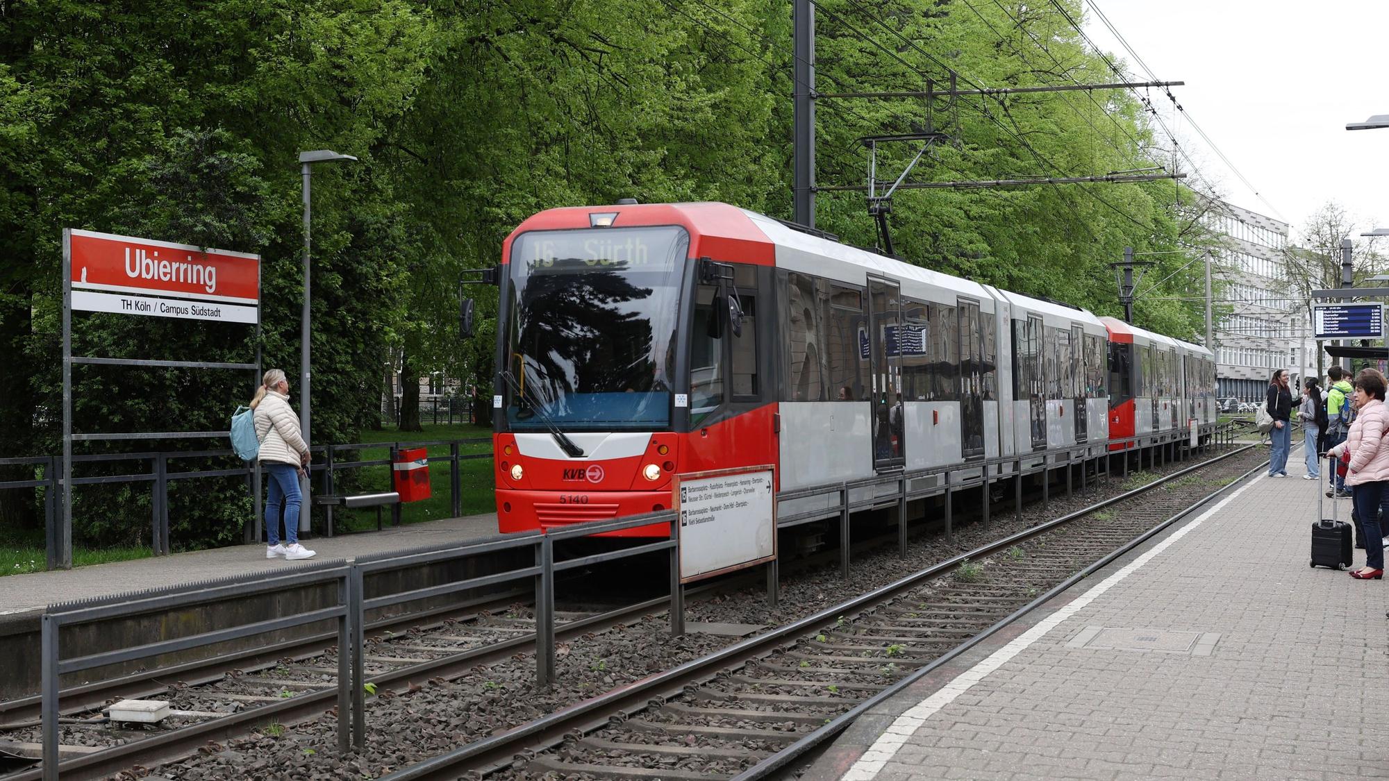 12.04.2024
Köln:
KVB-Haltestelle Ubierring.
Linie 16 nach Sürth
Foto: Martina Goyert