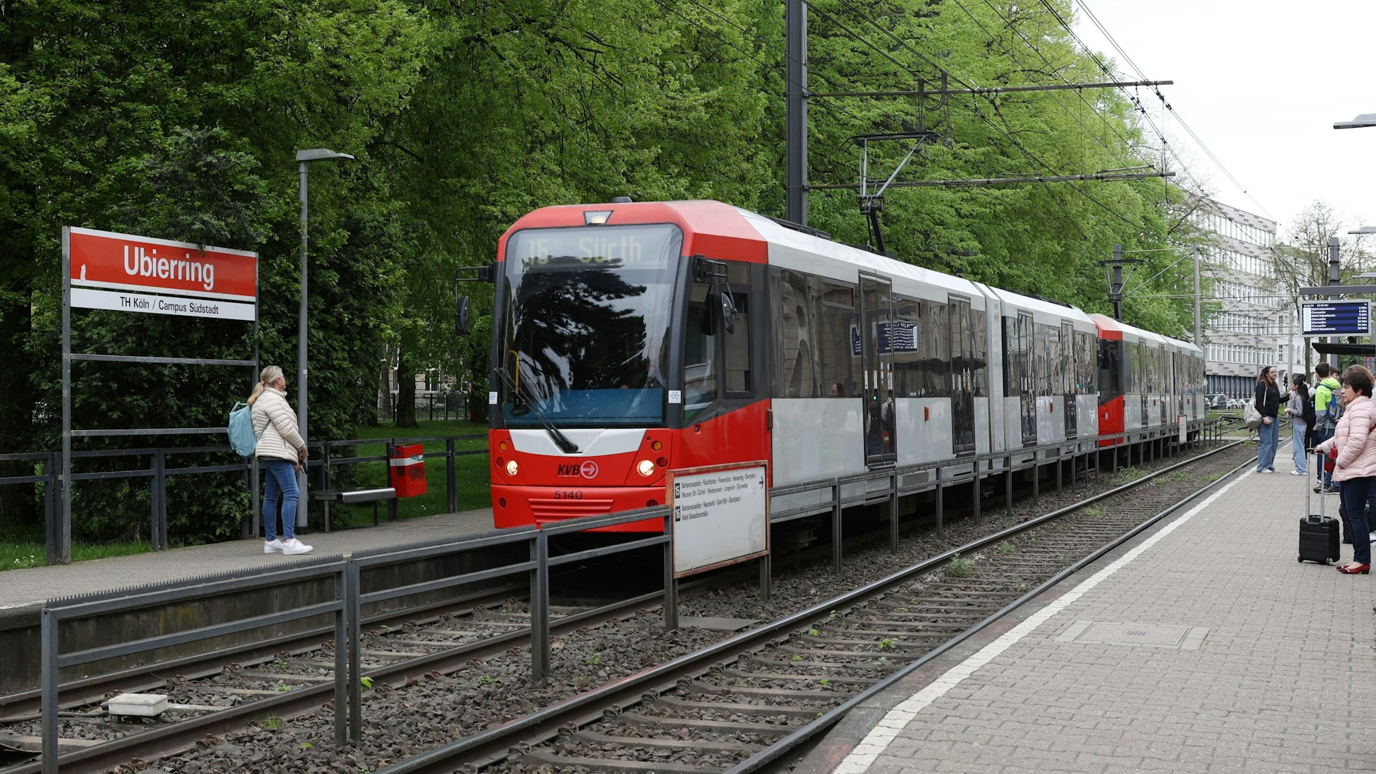 12.04.2024
Köln:
KVB-Haltestelle Ubierring.
Linie 16 nach Sürth
Foto: Martina Goyert