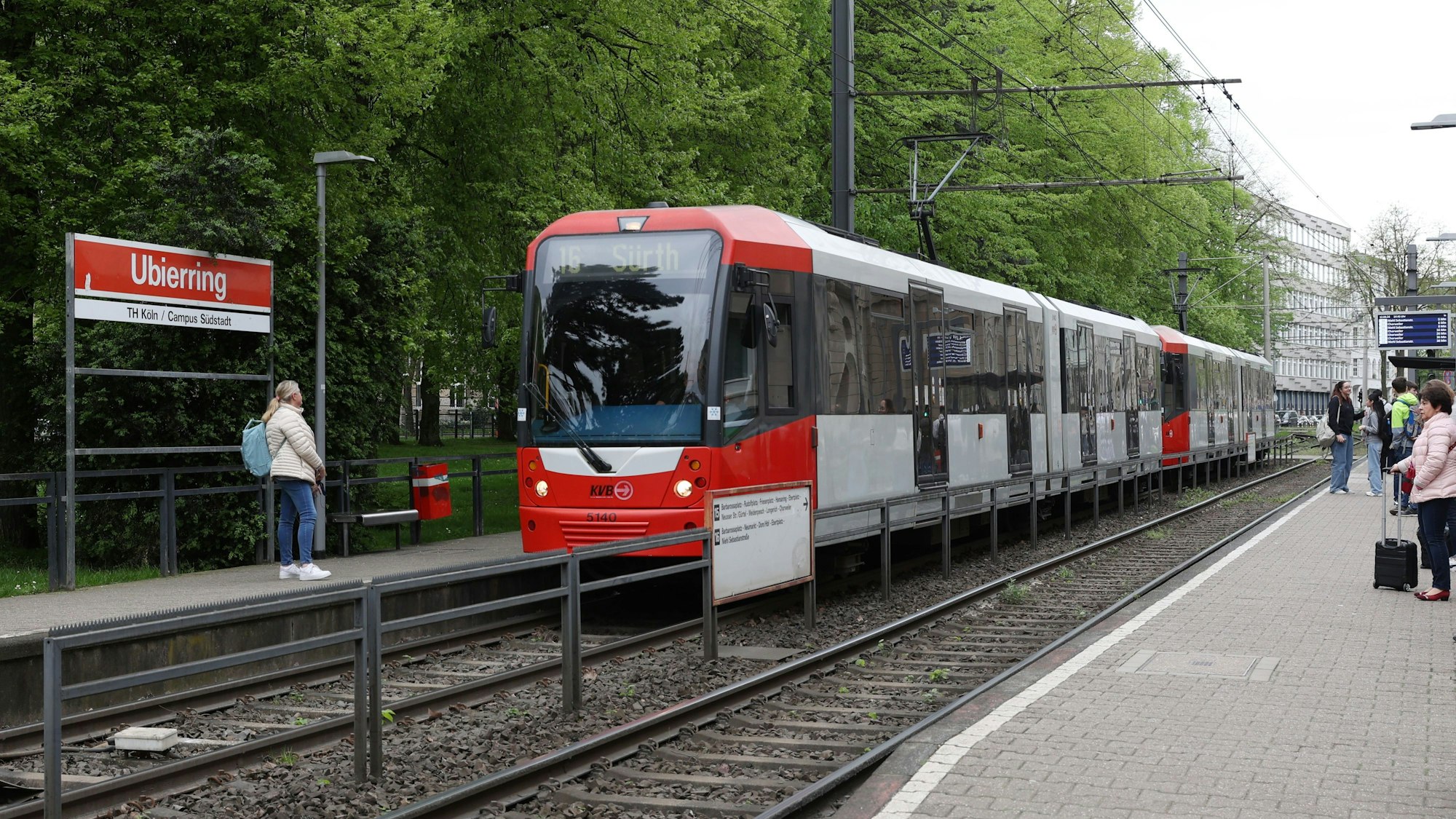 Eine KVB-Bahn der Linie 16 an der Haltestelle Ubierring. (Archivfoto)