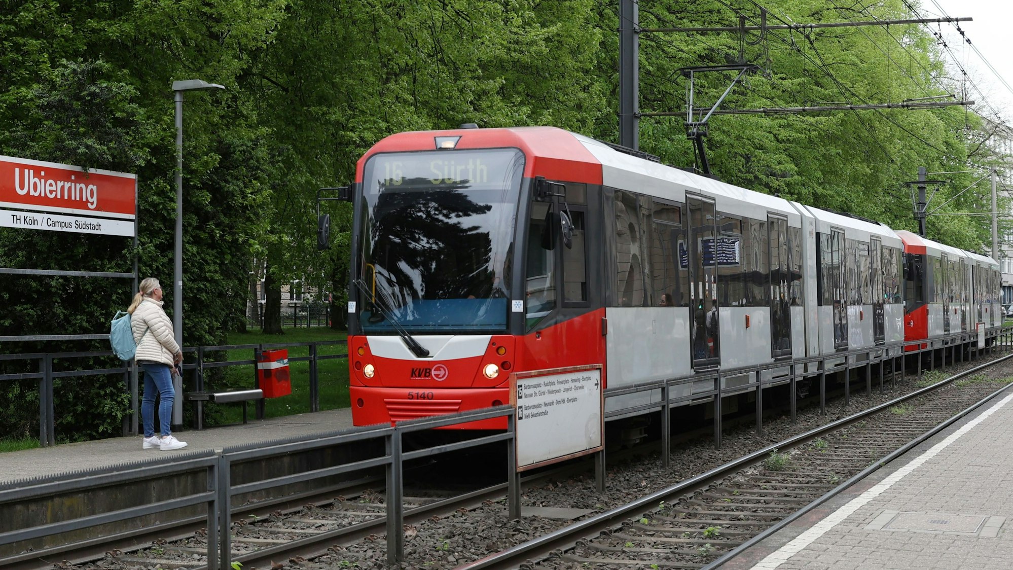12.04.2024
Köln:
KVB-Haltestelle Ubierring.
Linie 16 nach Sürth
Foto: Martina Goyert