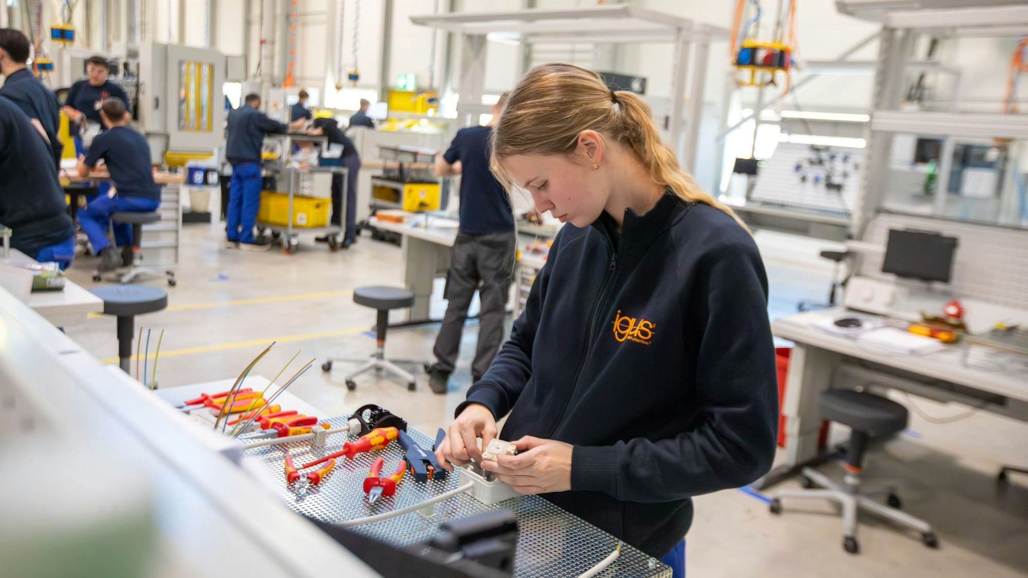 Leonie Wenghöfer hat bei Igus ihre Ausbildung zur Mechatronikerin begonnen und arbeitet in der neuen Ausbildungsfabrik in Porz-Lind.