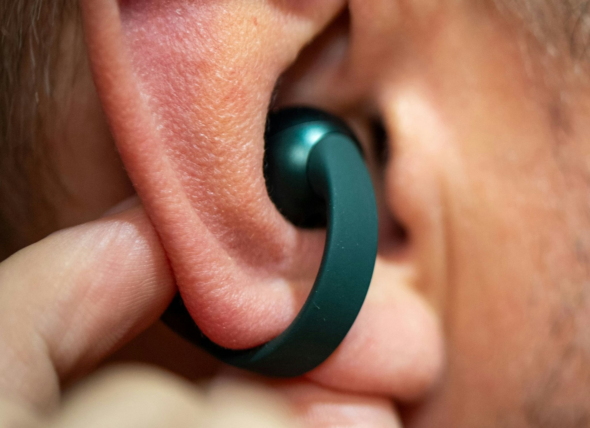 Steckt nicht im Ohr, liegt eher davor. Der Klang der Loops ist nicht so voll wie bei anderen Modellen, aber dafür bekommt man noch was von der Umgebung mit.
