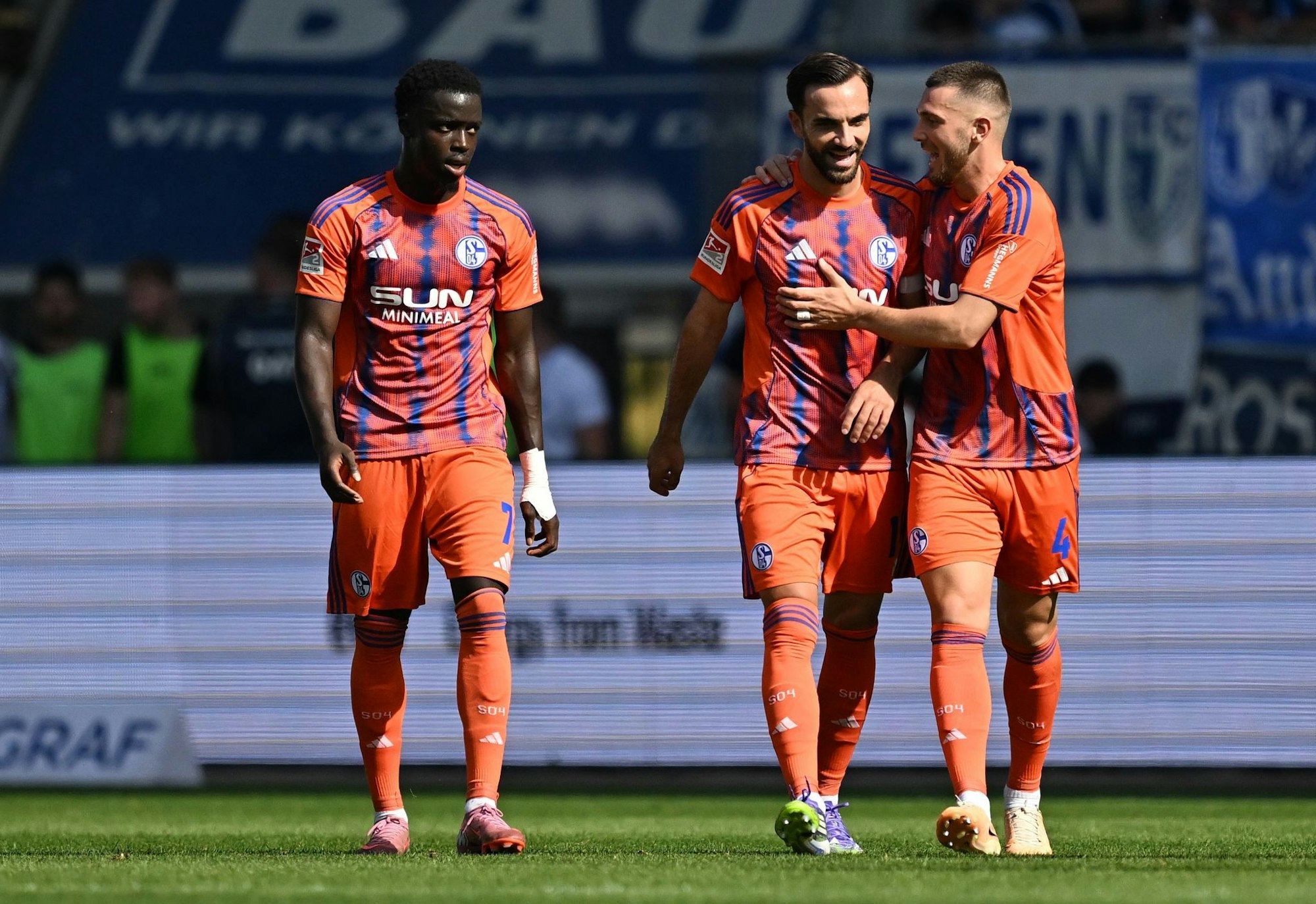 Christian Gomis (l) fehlt Schalke in Bielefeld. (Archivbild)