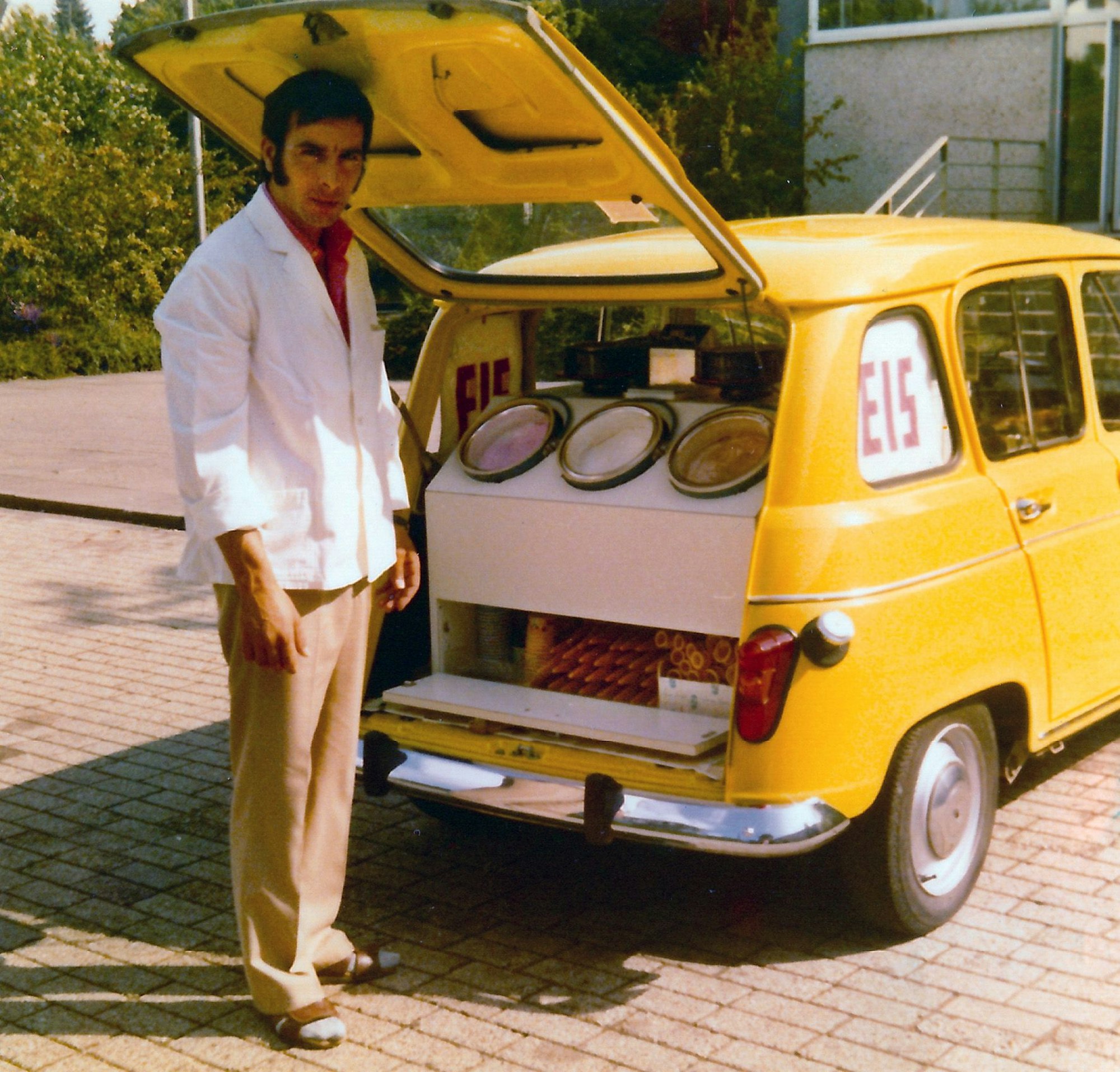 Dieses Foto aus den 1970er Jahren zeigt eines der ersten Fahrzeuge der Familie