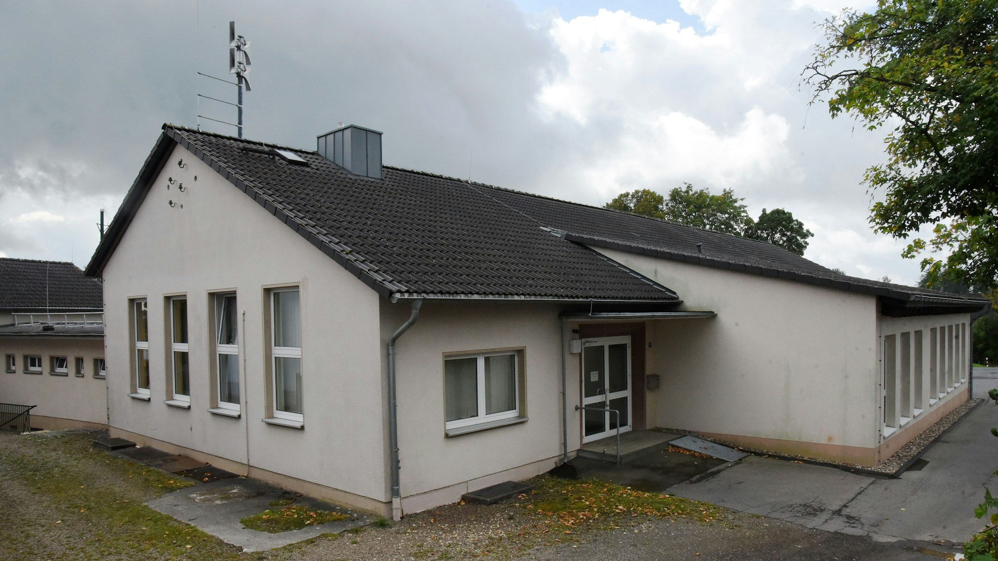 Das Foto zeigt die Grundschule im Ortskern von Wipperfeld.