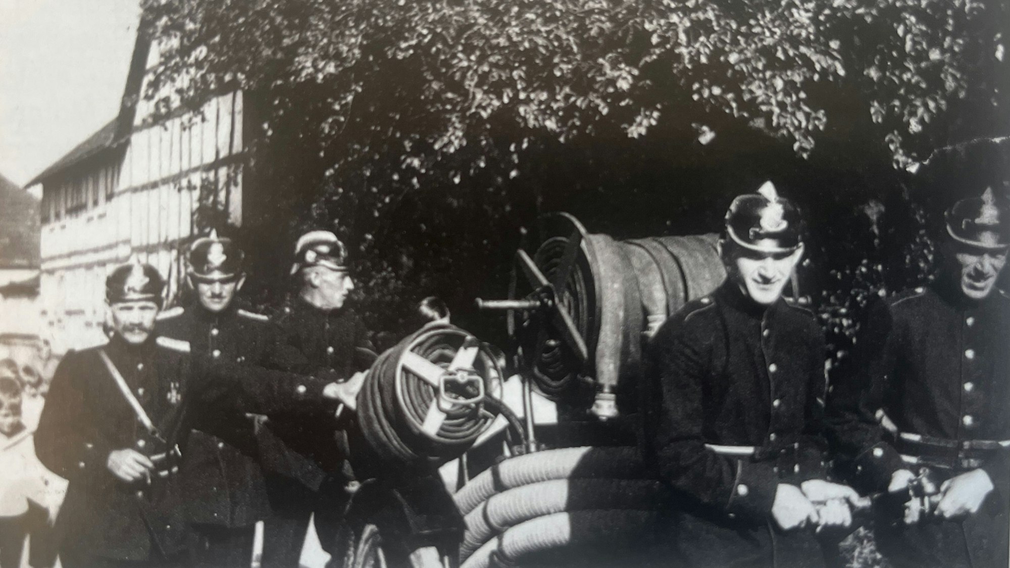 Einsatzkräfte der Freiwilligen Feuerwehr Uckerath übten 1931 mit der Motorspritze.