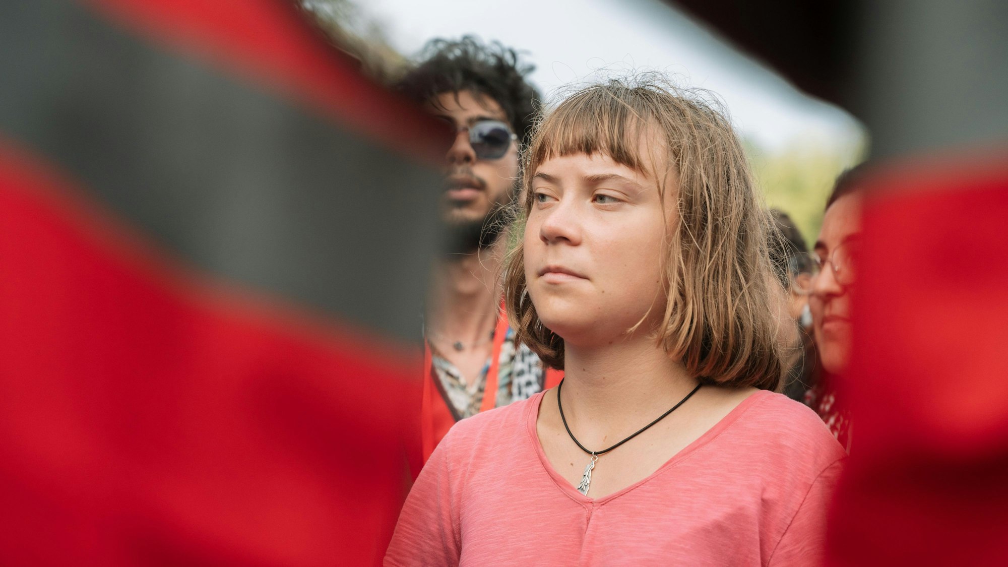 Aktivistin Greta Thunberg steht im Hafen von Sidi Bou Said zur Unterstützung der "Global Sumud Flotilla", einer internationalen zivilen Hilfsflotte mit Aktivisten, Künstlern, Politikern, Ärzten und Journalisten aus mehr als 44 Ländern.