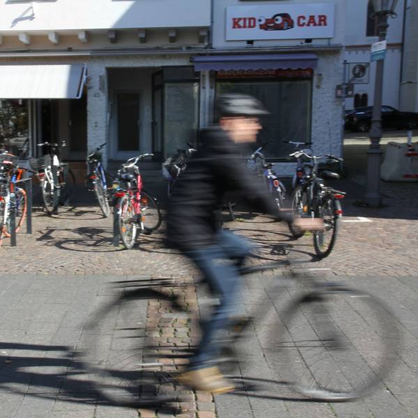 Die Siegburger Fußgängerzone ist für Radfahrer freigegeben, doch die Regelung ist umstritten.