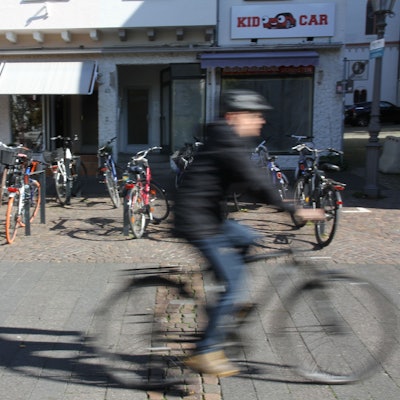 Die Siegburger Fußgängerzone ist für Radfahrer freigegeben, doch die Regelung ist umstritten.