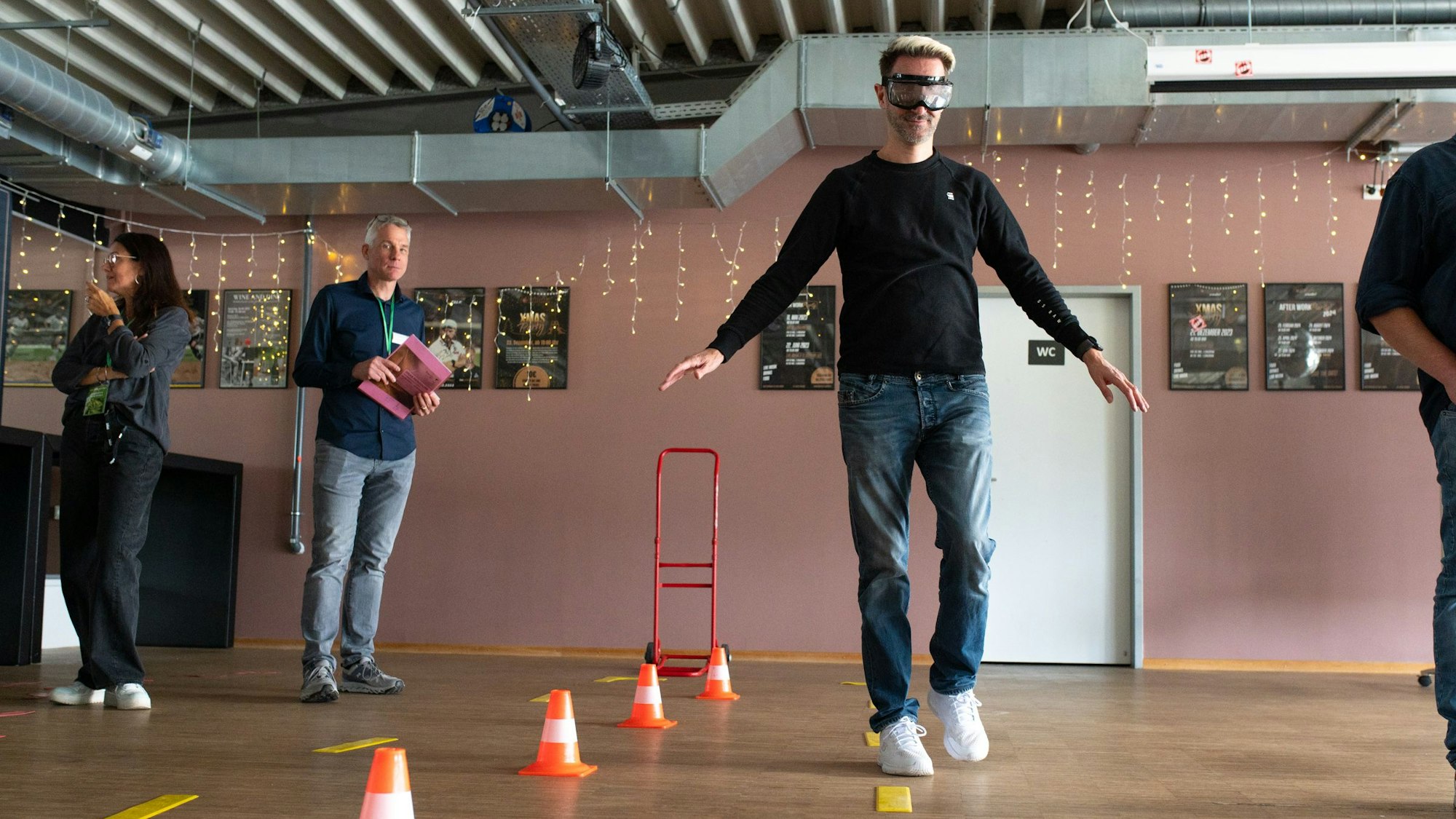 Das Foto zeigt einen Schüler, der den Parcours mit der Rauschbrille durchläuft.