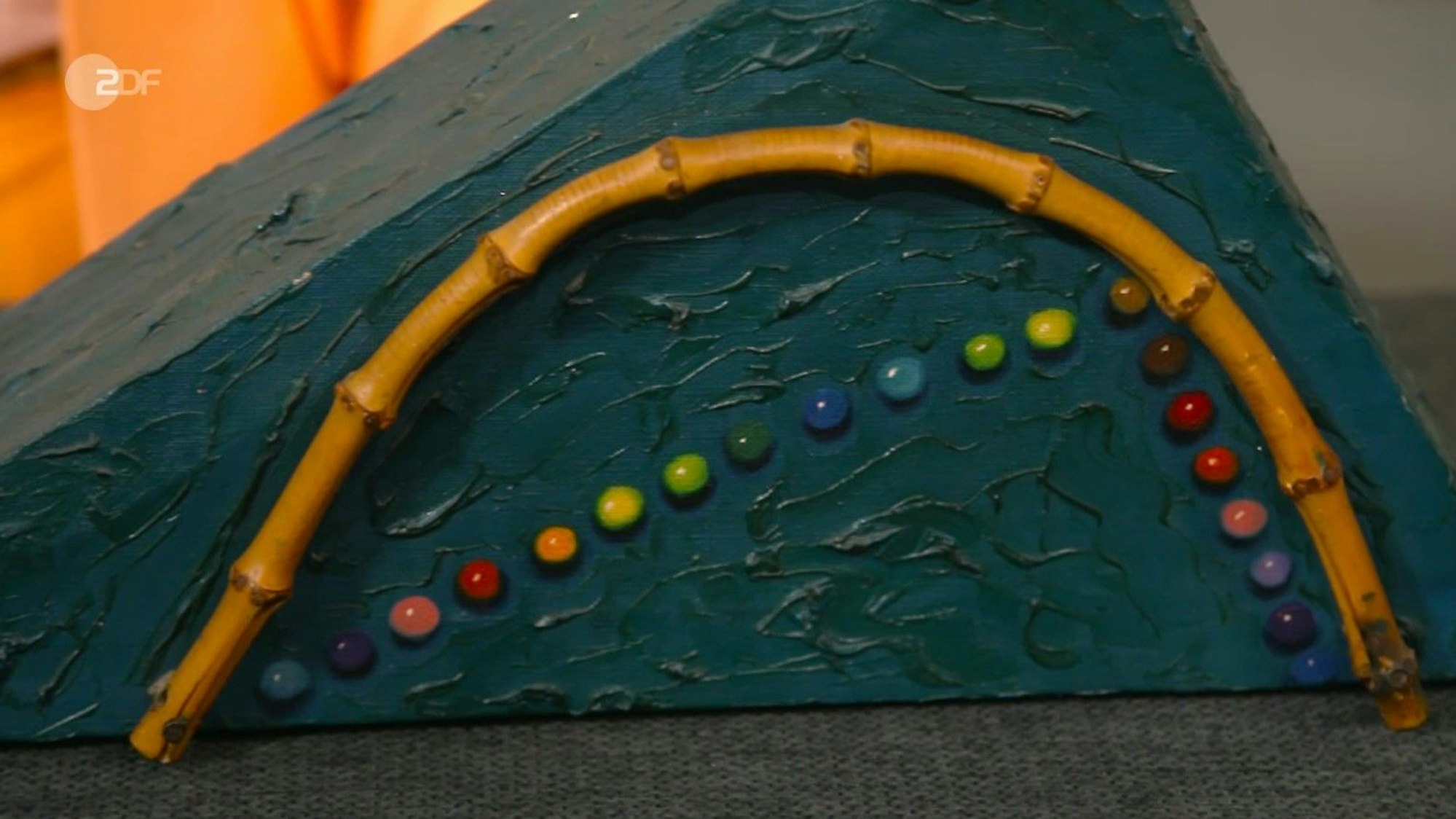 Es handelte sich um Leinwand auf einer dreieckigen Holzkonstruktion.