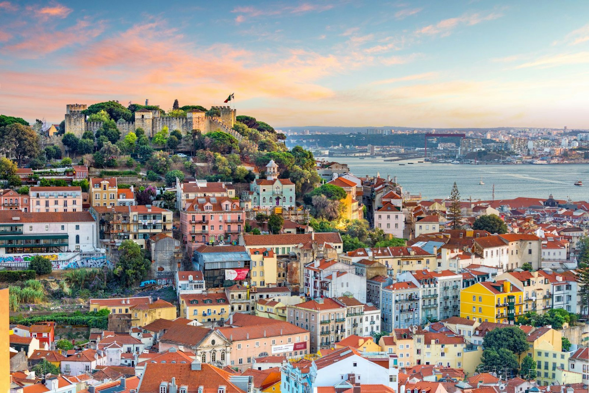 Ein Blick auf Lissabon. Lissabon bietet besonders viele Faktoren, die Urlauberinnen und Urlauber glücklich machen.