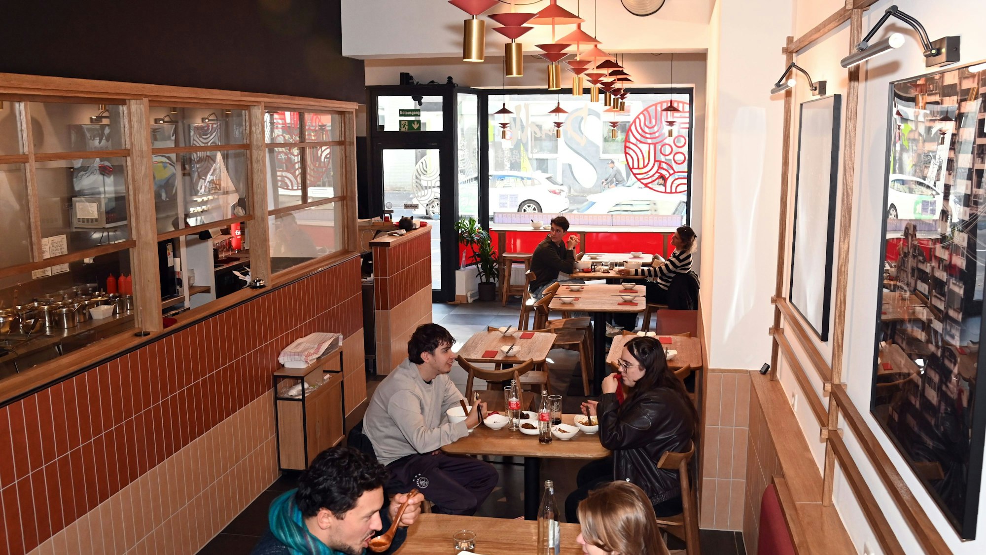 01.10.2025 Köln. Gastrokolumne „Julias Lieblingsort“ über das Restaurant „DongWu Chinese Kitchen“. Die Gäste haben den Fotos zugestimmt. Foto: Alexander Schwaiger