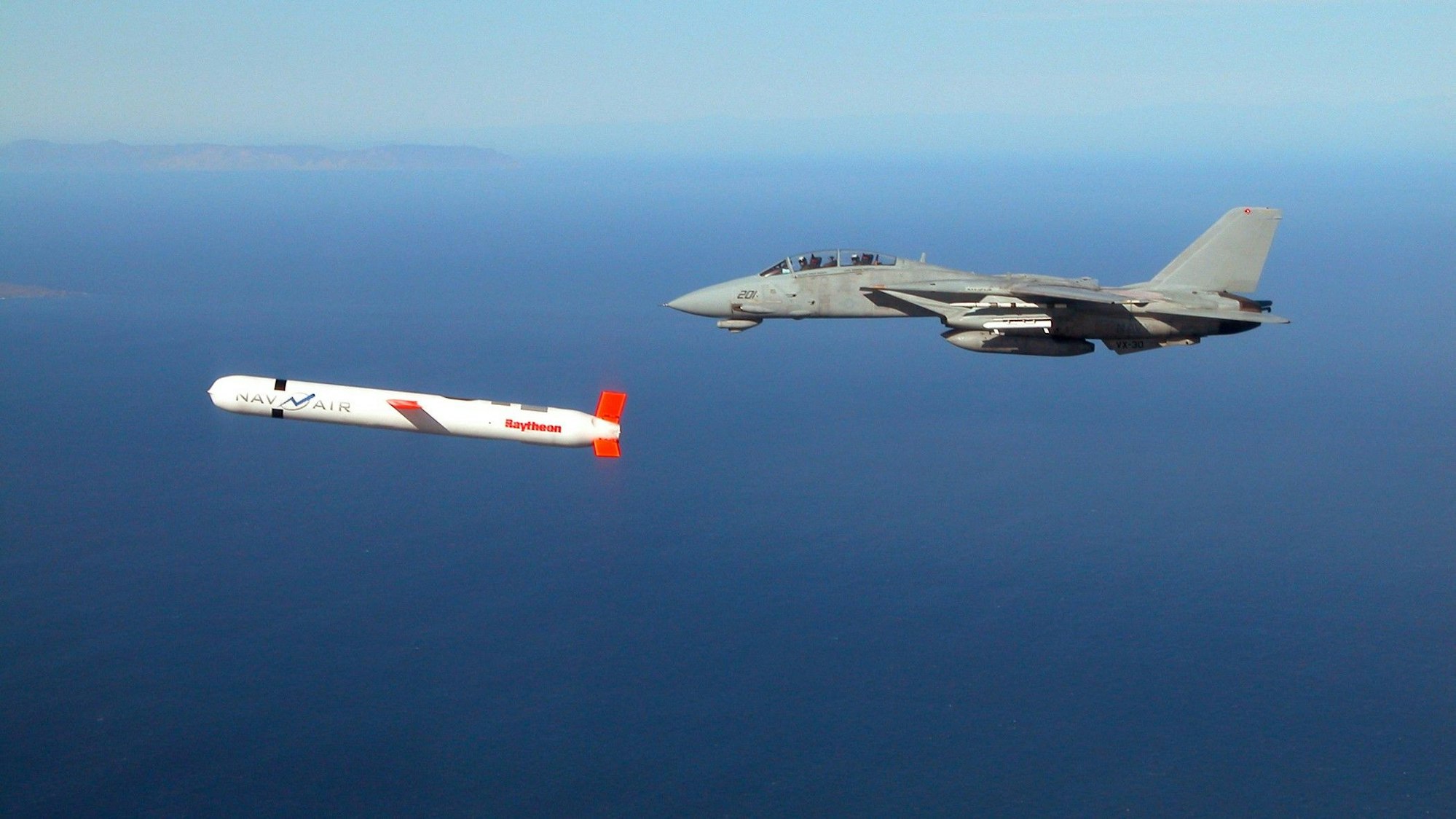 Eine Aufnahme der US Navy zeigt einen Tomahawk-Marschflugkörper vor einem amerikanischen F-14-Kampfjet. (Archivbild)