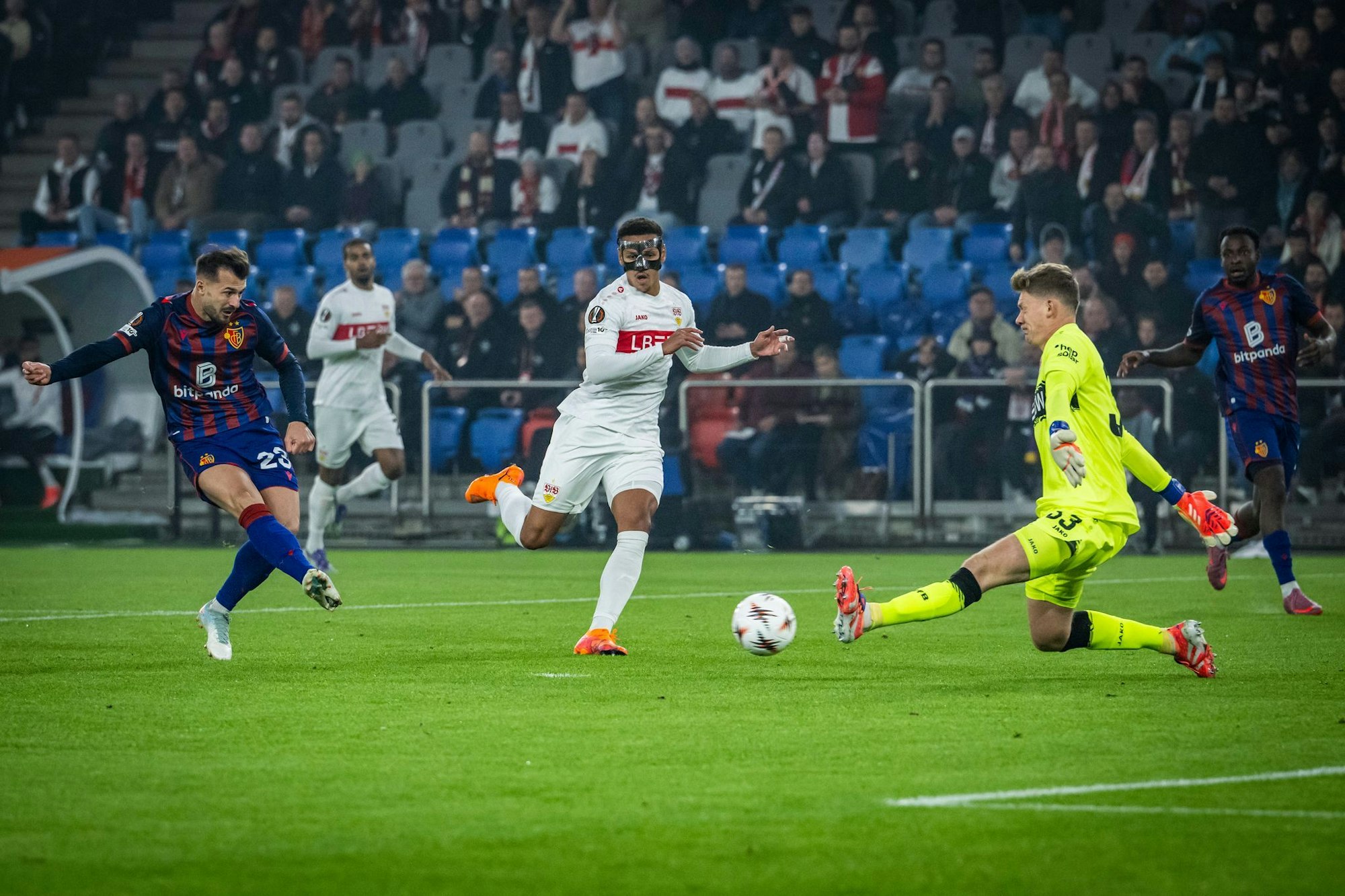 Die frühe Führung für Basel: Albian Ajeti (l.) trifft durch die Beine von Alexander Nübel.