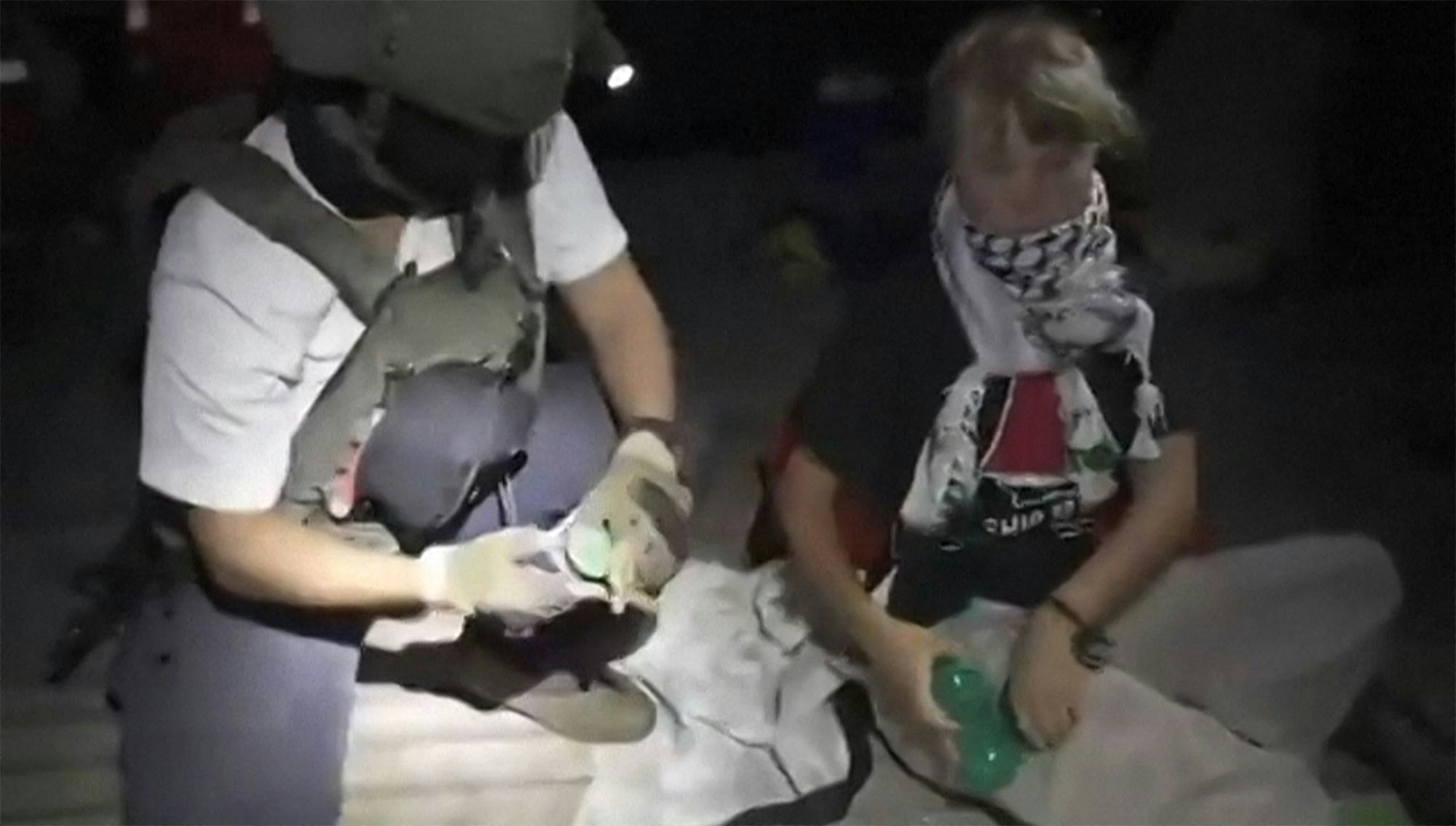Dieses Videostandbild vom israelischen Außenministerium zeigt einen israelischen Soldaten mit der schwedischen Klimaaktivistin Greta Thunberg (rechts).