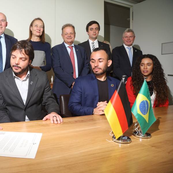 Christoph Kuckelkorn, Präsident des Festkomitees Kölner Karneval, mit Eduardo Araujo, Evelyn Bastos und Daniel Calarco von der LIESA.