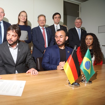 Christoph Kuckelkorn, Präsident des Festkomitees Kölner Karneval, mit Eduardo Araujo, Evelyn Bastos und Daniel Calarco von der LIESA.