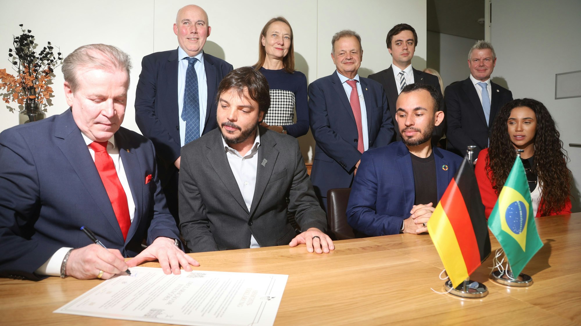 Christoph Kuckelkorn, Präsident des Festkomitees Kölner Karneval, mit Eduardo Araujo, Evelyn Bastos und Daniel Calarco von der LIESA.