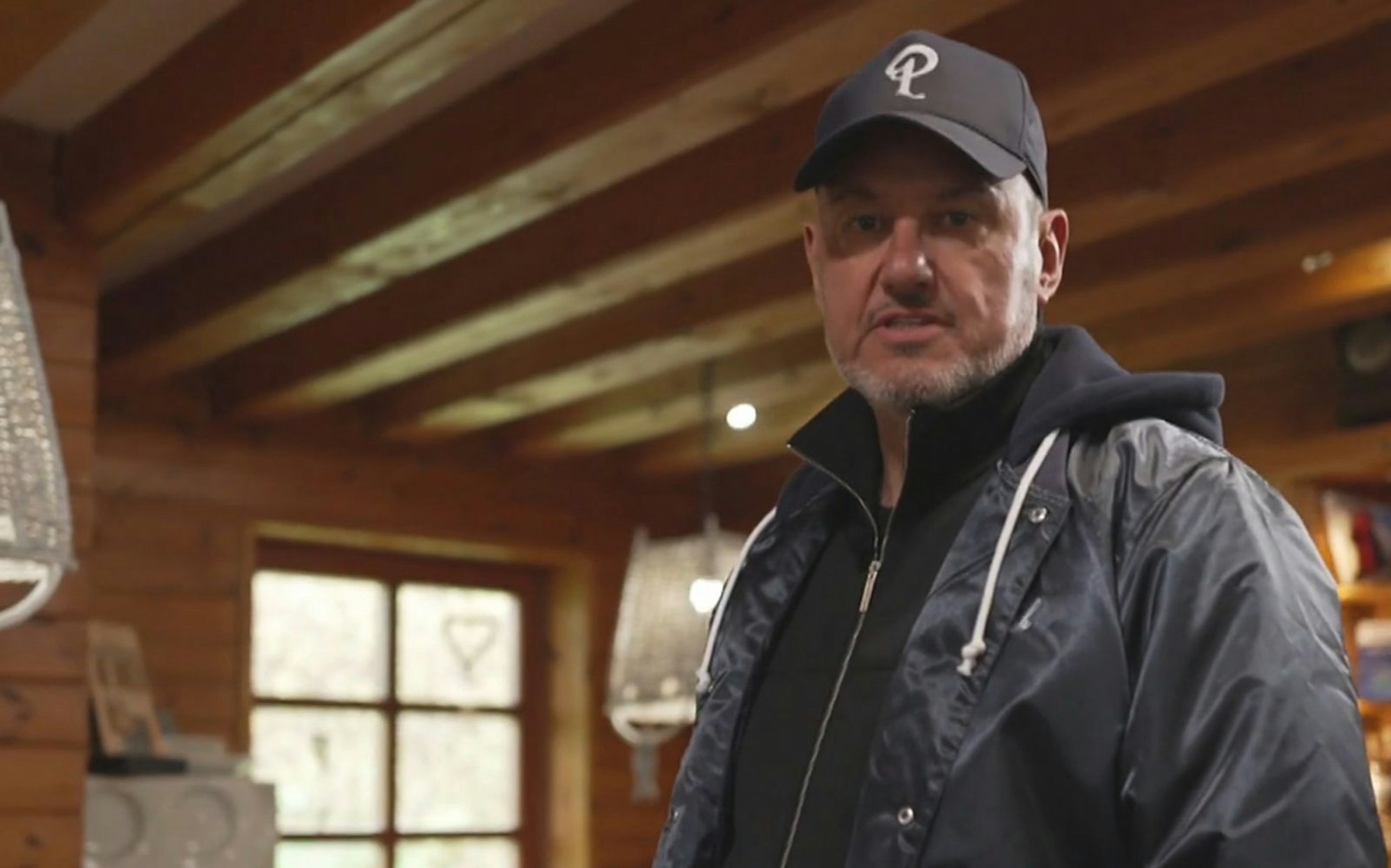 Der Gastrocoach Frank Rosin hört von den Testessern Kritik am Service. (Bild: Joyn)