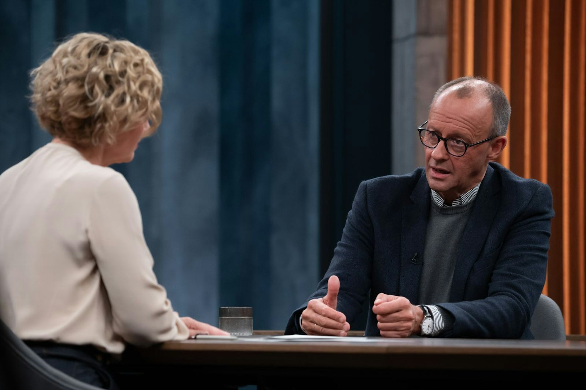 Friedrich Merz (hier bei einem Auftritt im Oktober 2024) wird sich und die Regierungsarbeit am Sonntag bei „Caren Miosga“ erklären. (Bild: ARD / Thomas Ernst)