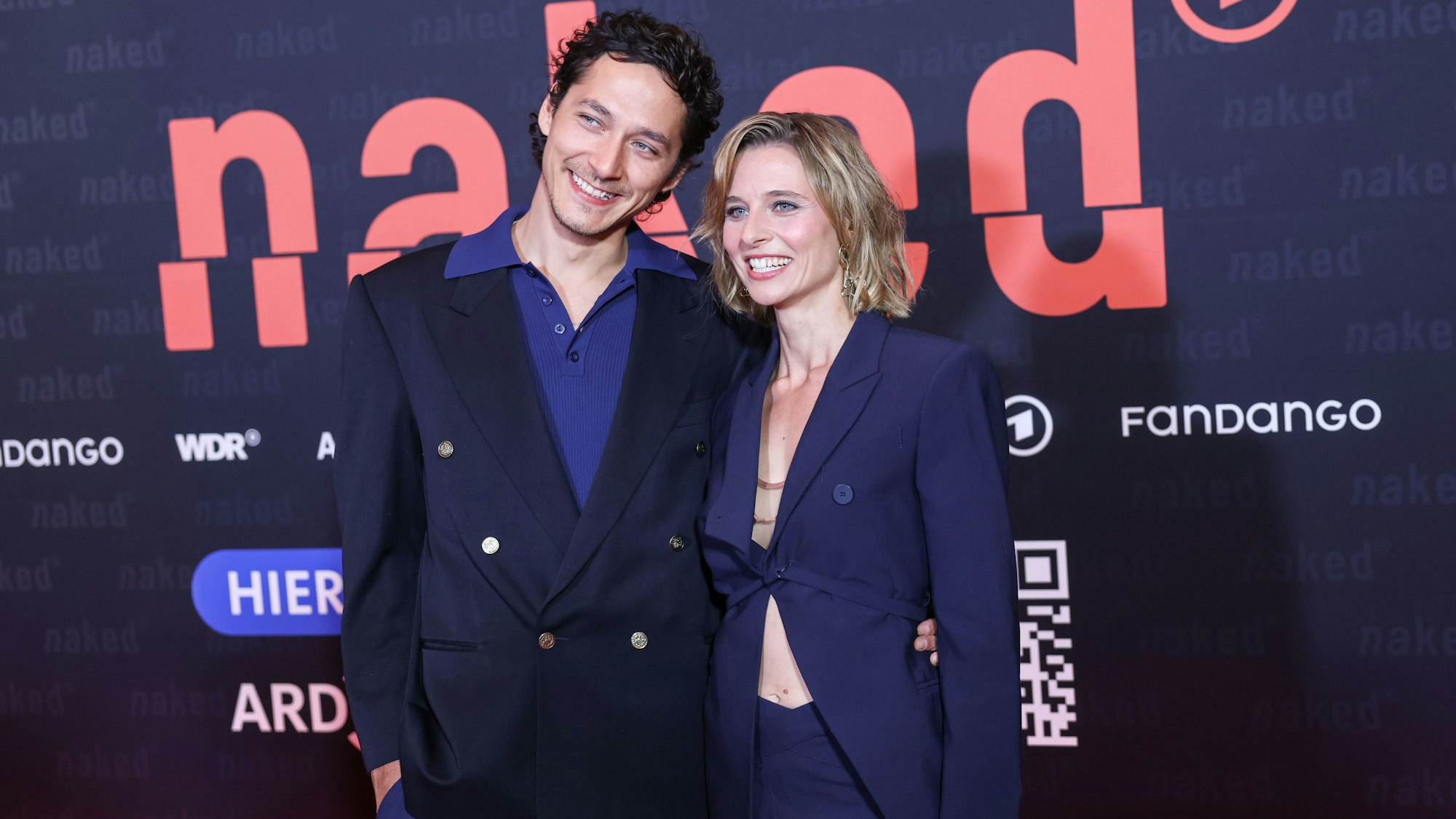 01.10.2025, Nordrhein-Westfalen, Köln: Die Hauptdarsteller Noah Saavedra (l, Luis) und Svenja Jung (r, Marie) stehen vor der Premiere der ARD/WDR-Serie "naked“ auf dem roten Teppich. Foto: Oliver Berg/dpa +++ dpa-Bildfunk +++