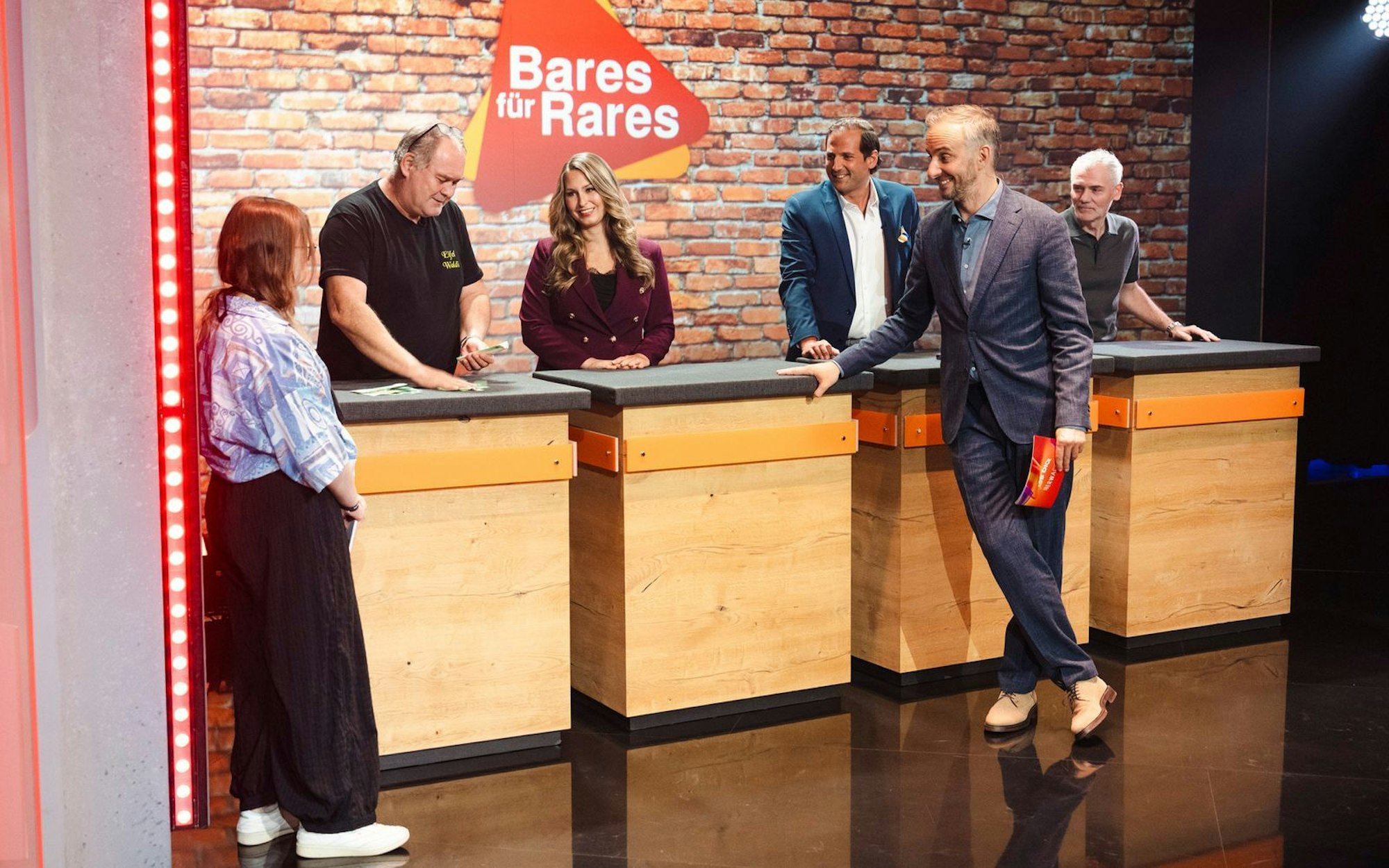 Gute Quoten: Jan Böhmermann (zweiter von rechts) moderierte am Mittwochabend die Show „Lass dich überwachen!“ im ZDF. (Bild: ZDF / Ben Knabe)
