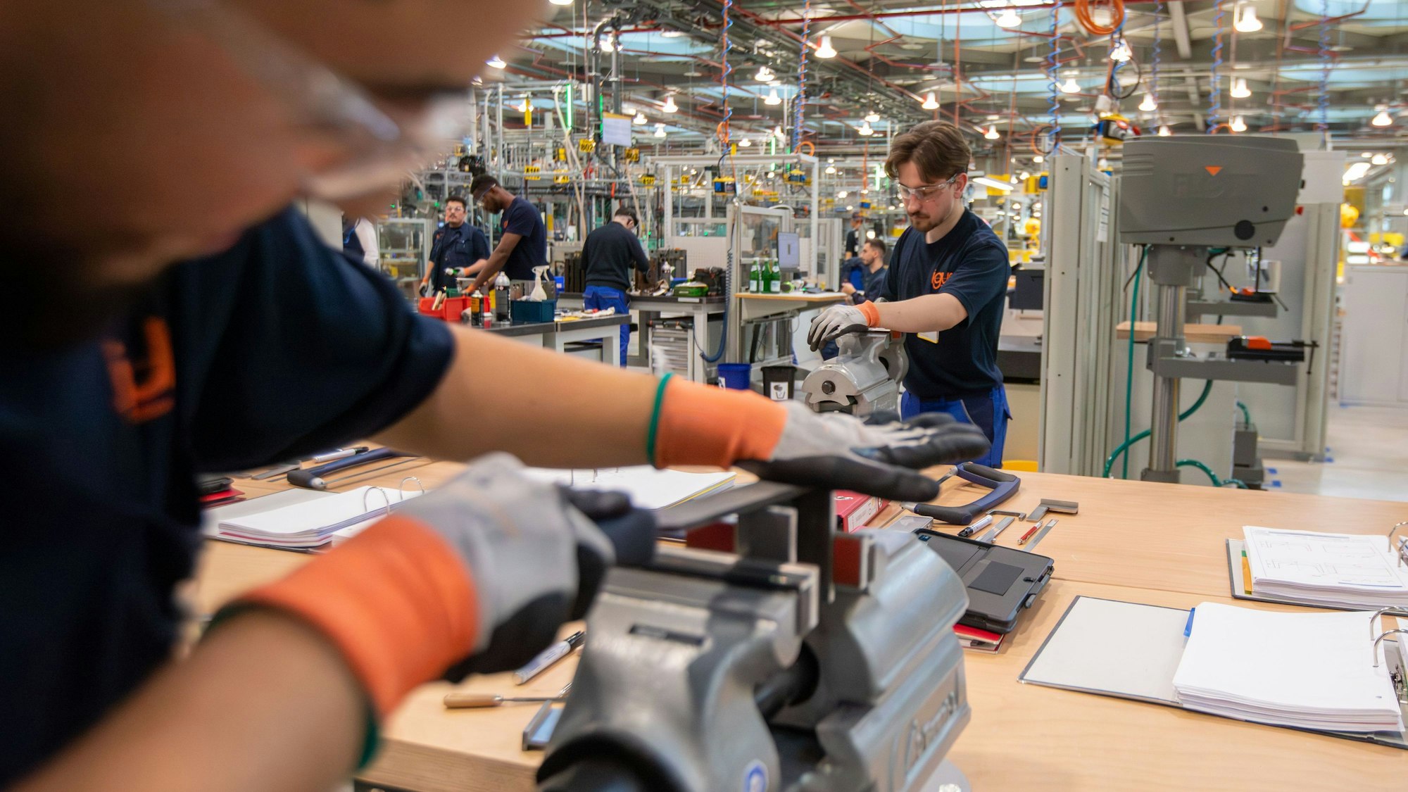 Ihre Ausbildung zum Werkzeugmechaniker machen Yussef Bencheikh (l.) und Friedrich Rauhe in der Ausbildungsfabrik von Igus.