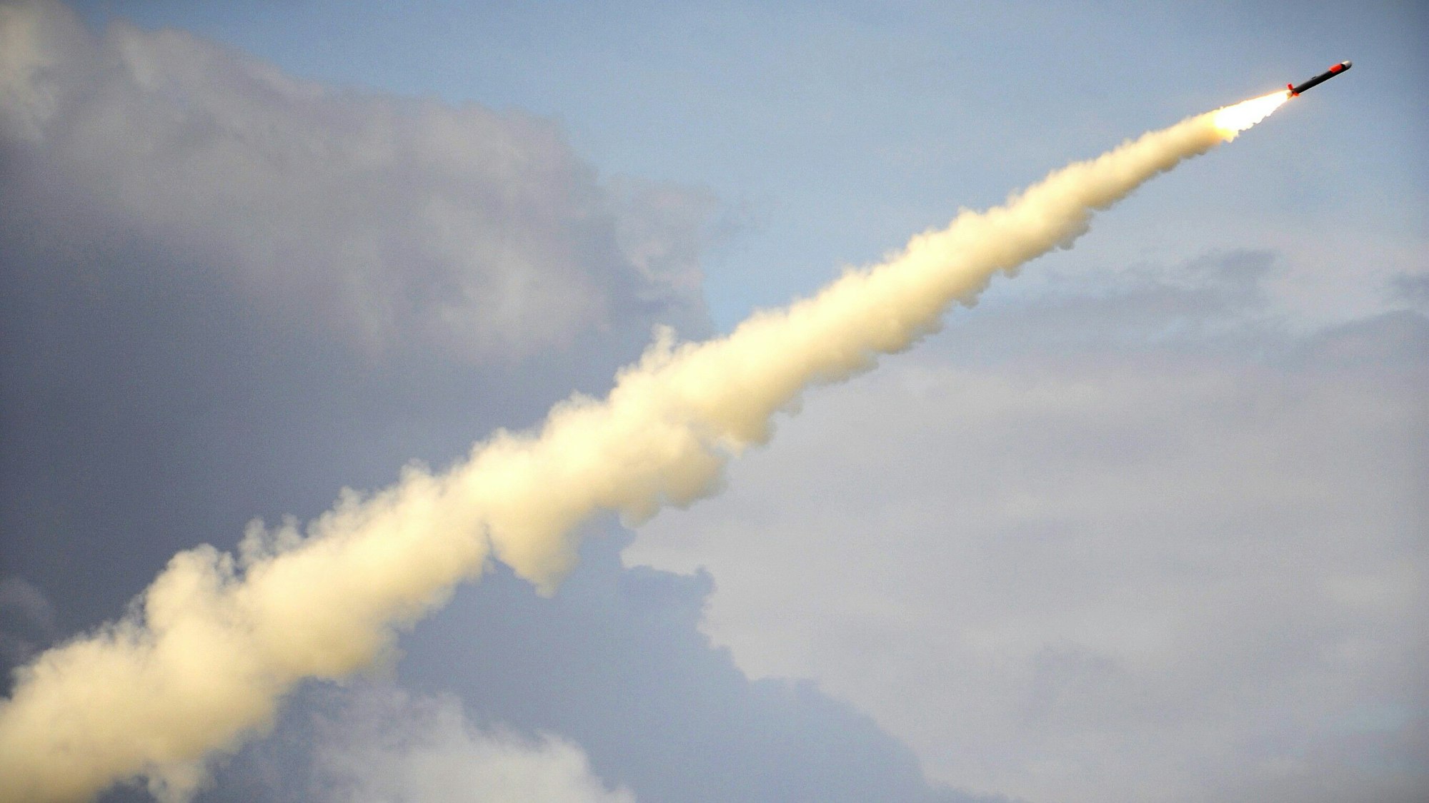 Eine Aufnahme des britischen Verteidigungsministeriums zeigt einen Tomahawk-Marschflugkörper beim Start. Großbritannien besitzt als einzige Nationen neben den USA einige Tomahawks. (Archivbild)