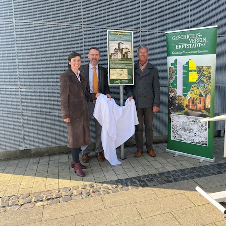 Zu sehen sind Bürgermeisterin Carolin Weitzel, Dr. Frank Bartsch, Leiter des Stadtarchivs, und Thomas Depka, Vorsitzender des Geschichtsverein bei der Einweihung der Erinnerungstafel.