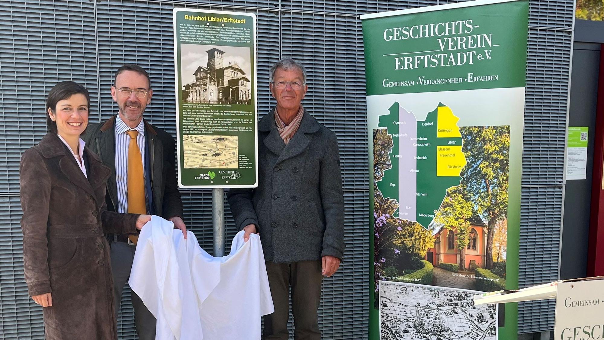 Zu sehen sind Bürgermeisterin Carolin Weitzel, Dr. Frank Bartsch, Leiter des Stadtarchivs, und Thomas Depka, Vorsitzender des Geschichtsverein bei der Einweihung der Erinnerungstafel.