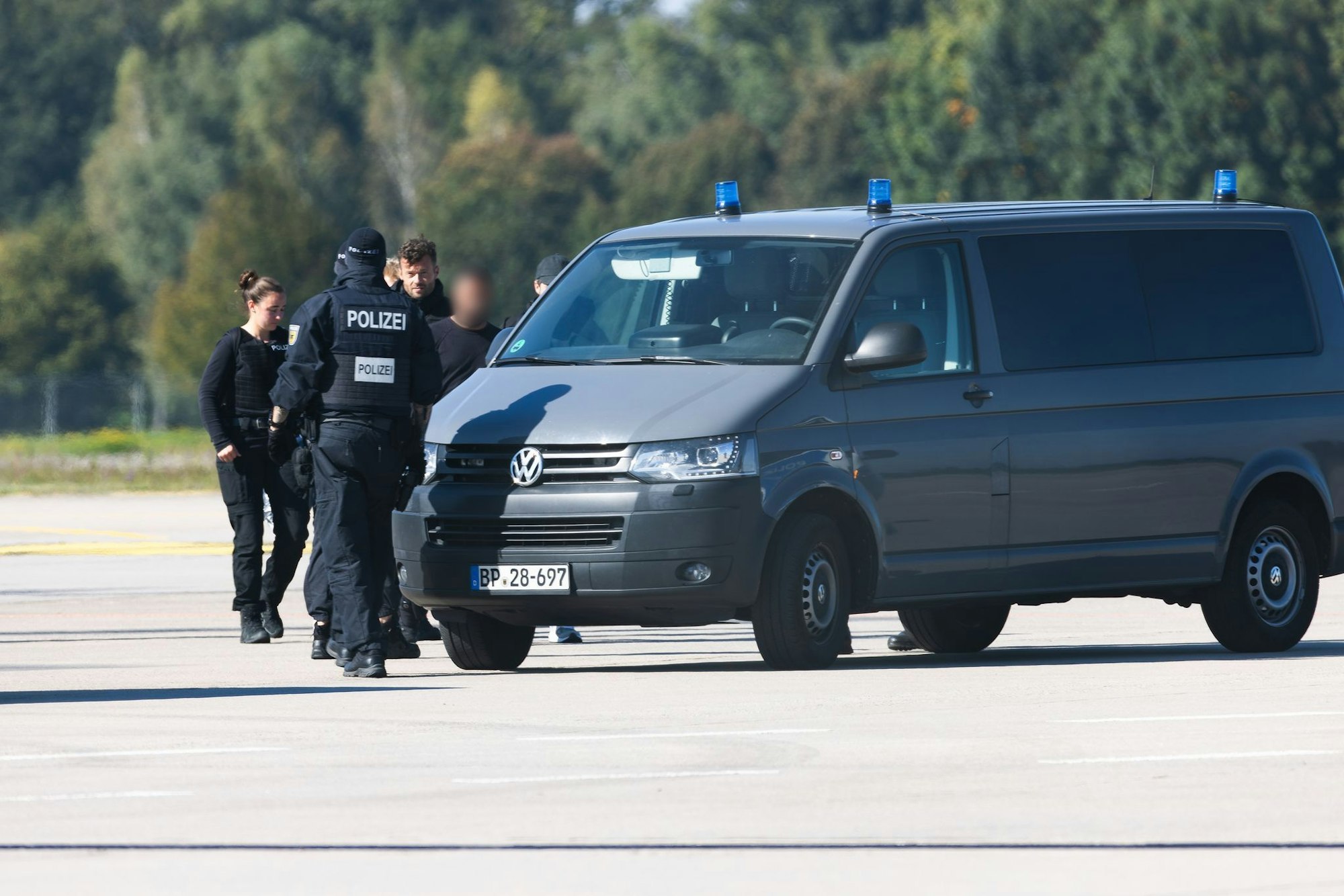 Die Männer wurden zur Haftvorführung nach Karlsruhe gebracht.