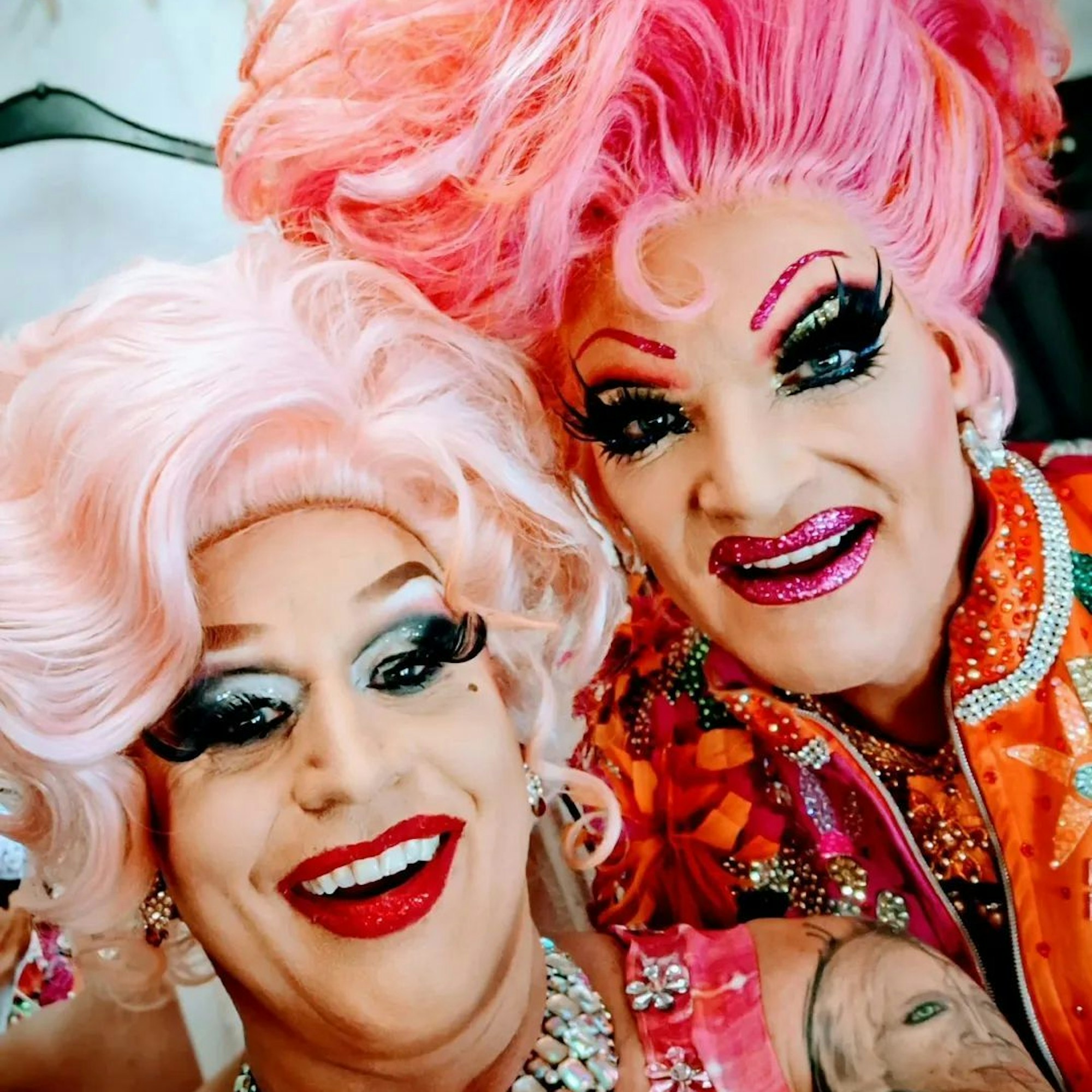 Auf dem selbst aufgenommen Foto grinsen Regina Red, alias René Berlin und Olivia Jones, alias Oliver Knöbel in knallbunten Outfits in die Handykamera.