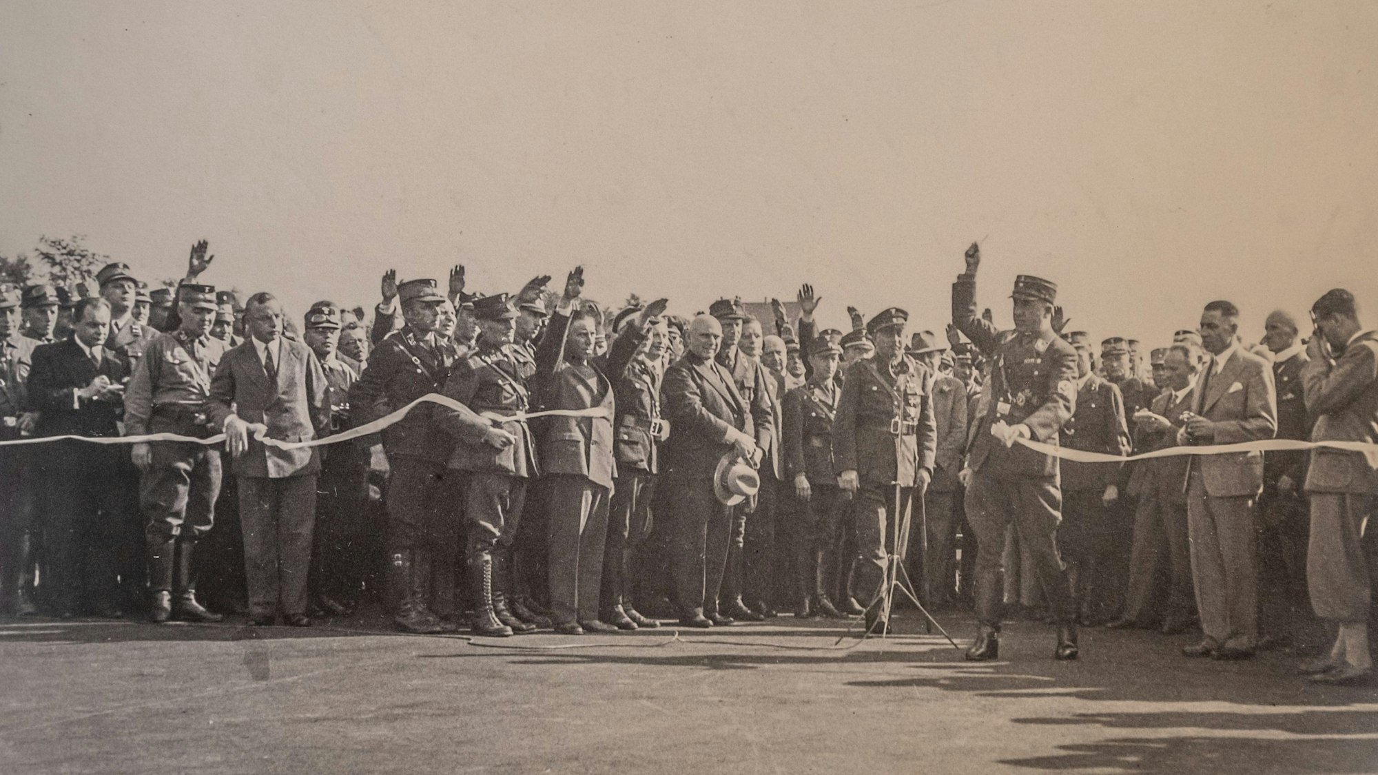 Die Nazis hatten sie nicht geplant, aber eröffnen konnten sie die neue Teilstrecke 1933 in Opladen, nachdem sie gewählt worden waren.