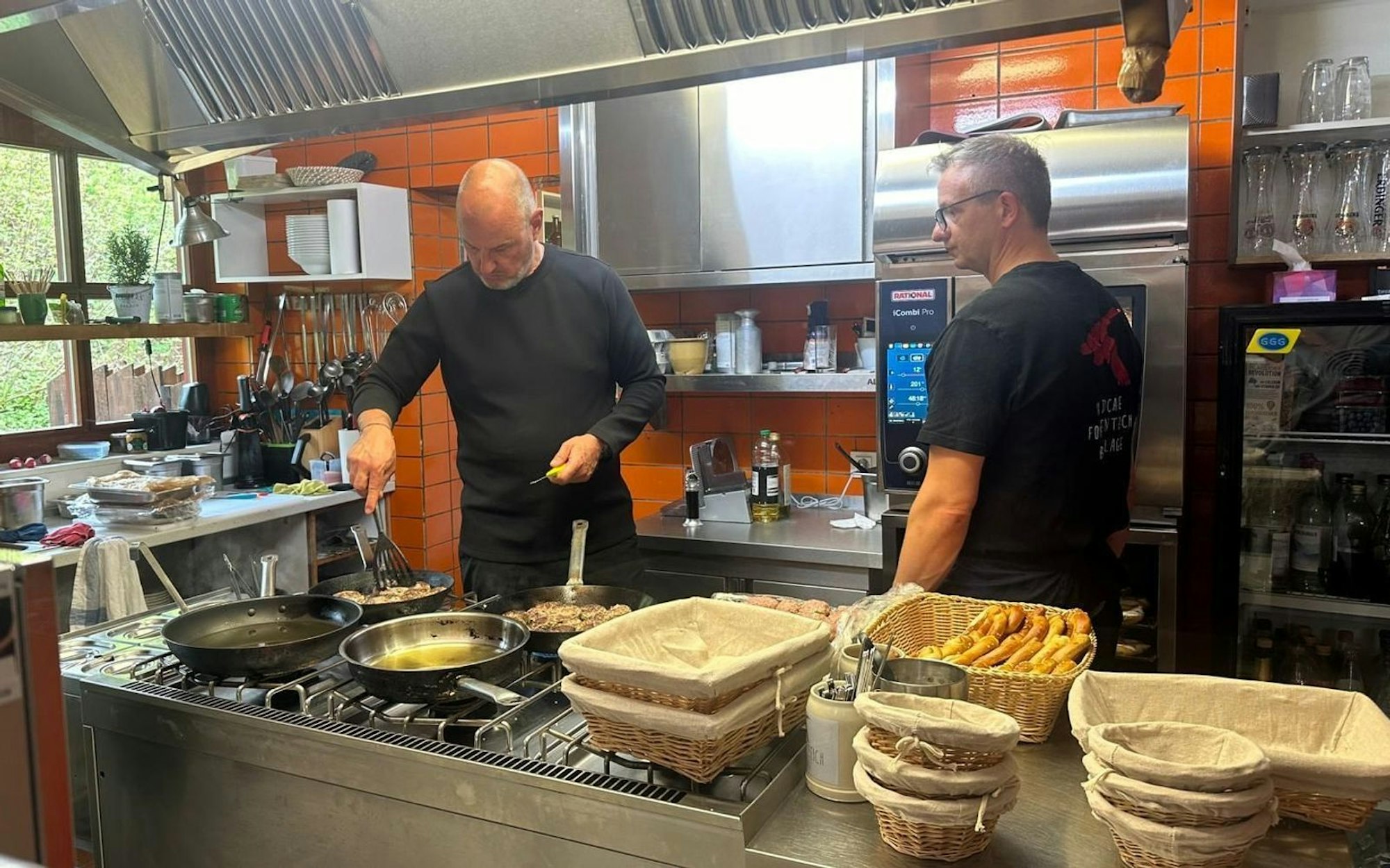 Dem gelernten Bäcker Jan gibt der Kochprofi Tipps in der Küche. (Bild: Kabel Eins)