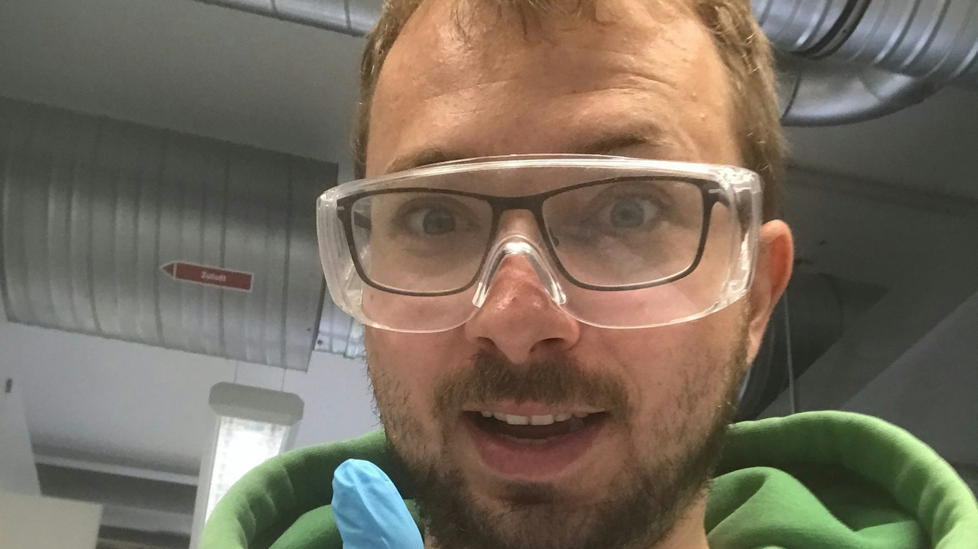 Axel promoviert in Chemie.