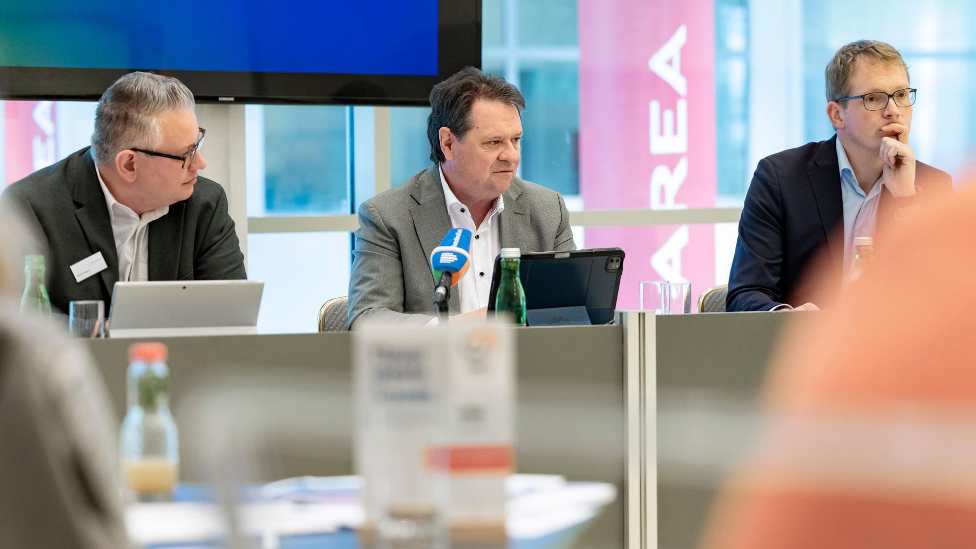 Bastian Mingers (links) von der Messe Köln und Christoph Minhoff (Mitte), Geschäftsführer der Bundesvereinigung der Deutschen Ernährungsindustrie, stellten Trends der Anuga 2025 vor.