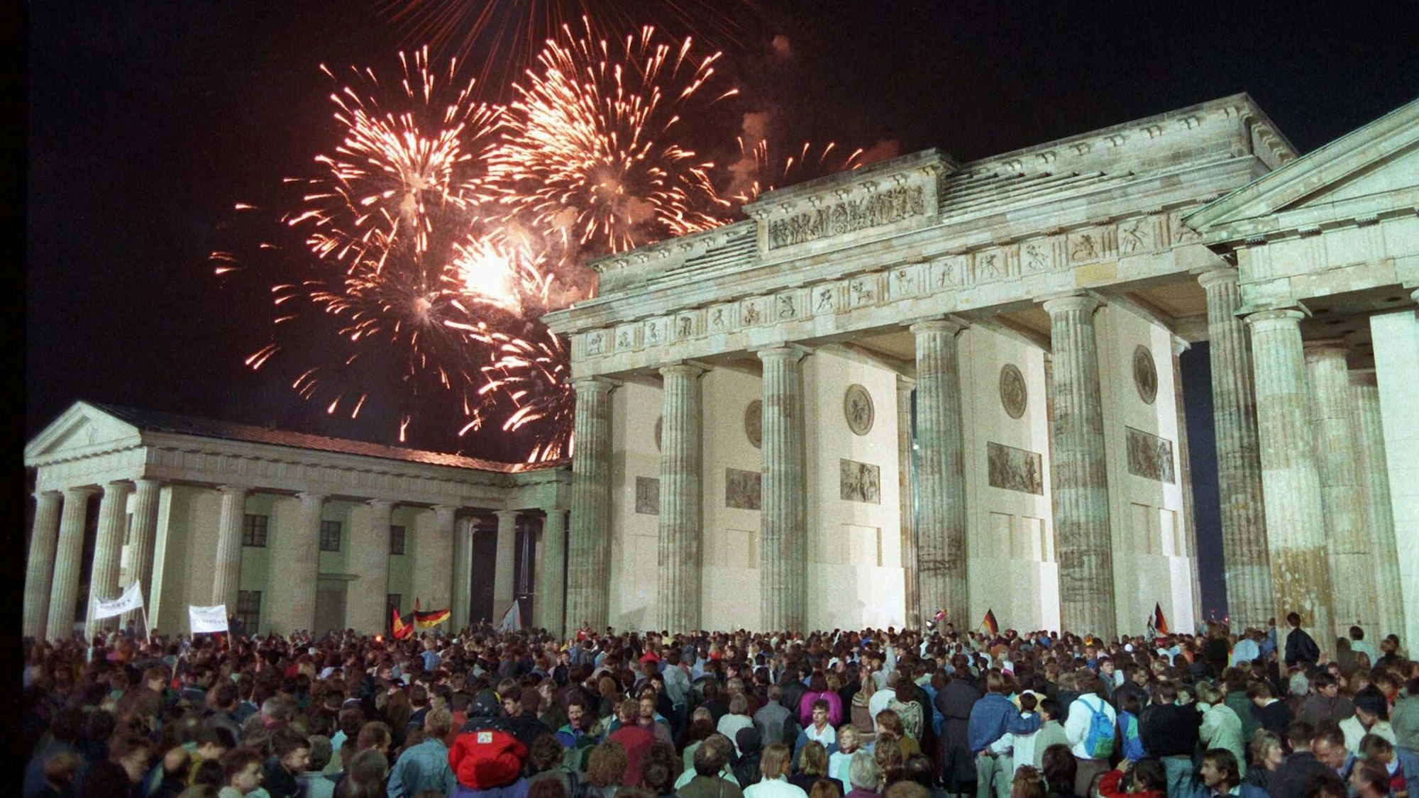 Berlin vor 35 Jahren: Mit einem Feuerwerk am Brandenburger Tor feierten rund eine Million Menschen in der Nacht vom 2. auf den 3. Oktober 1990 die deutsche Wiedervereinigung. Auf der Tribüne standen Kohl, Weizsäcker, Brandt und andere Spitzenpolitiker.