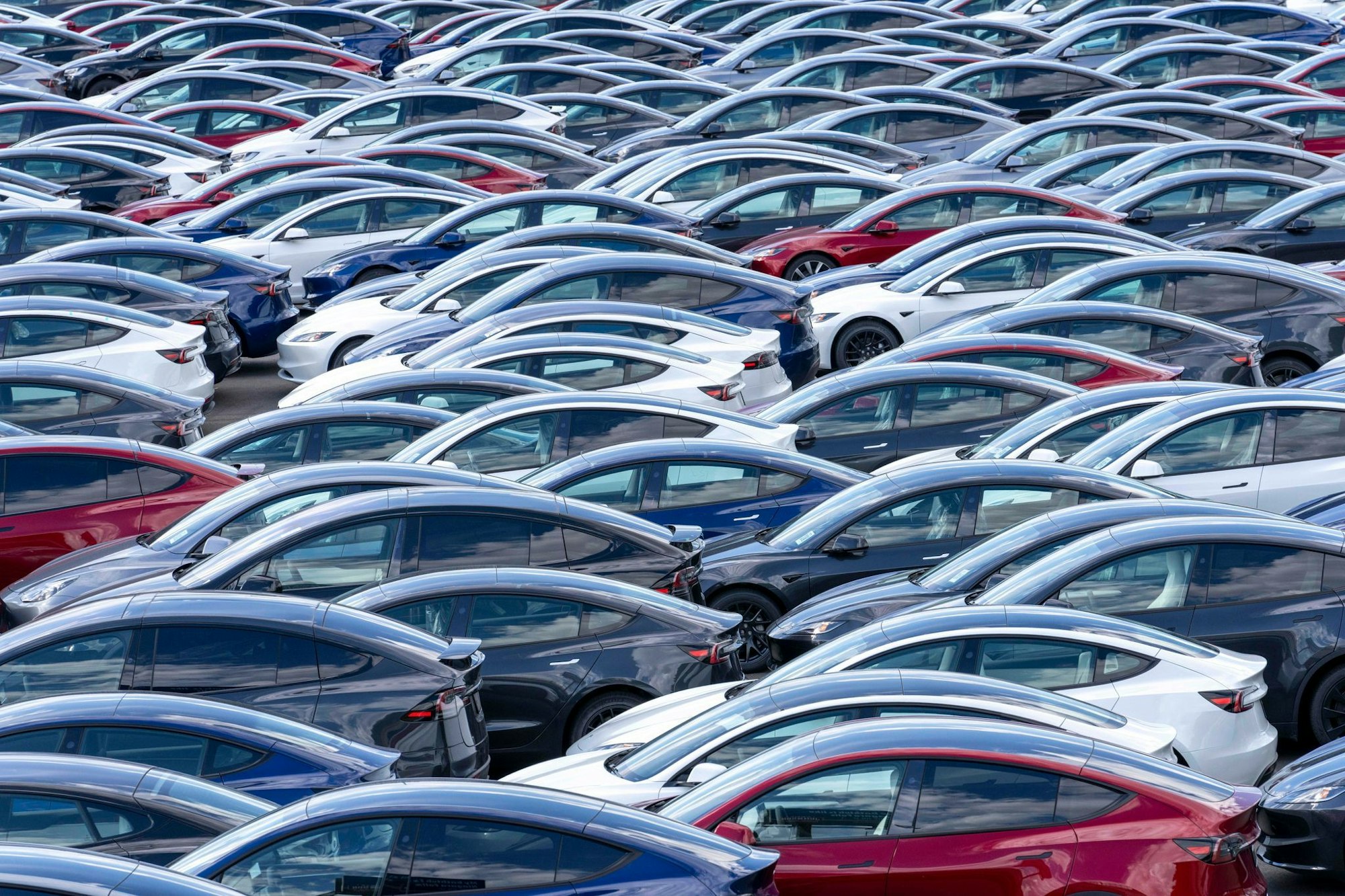 Wenn viele Interessenten den Kauf vor Ablauf der Prämie vorgezogen haben, könnten im laufenden Quartal wieder mehr Teslas unverkauft bleiben. (Archivbild)