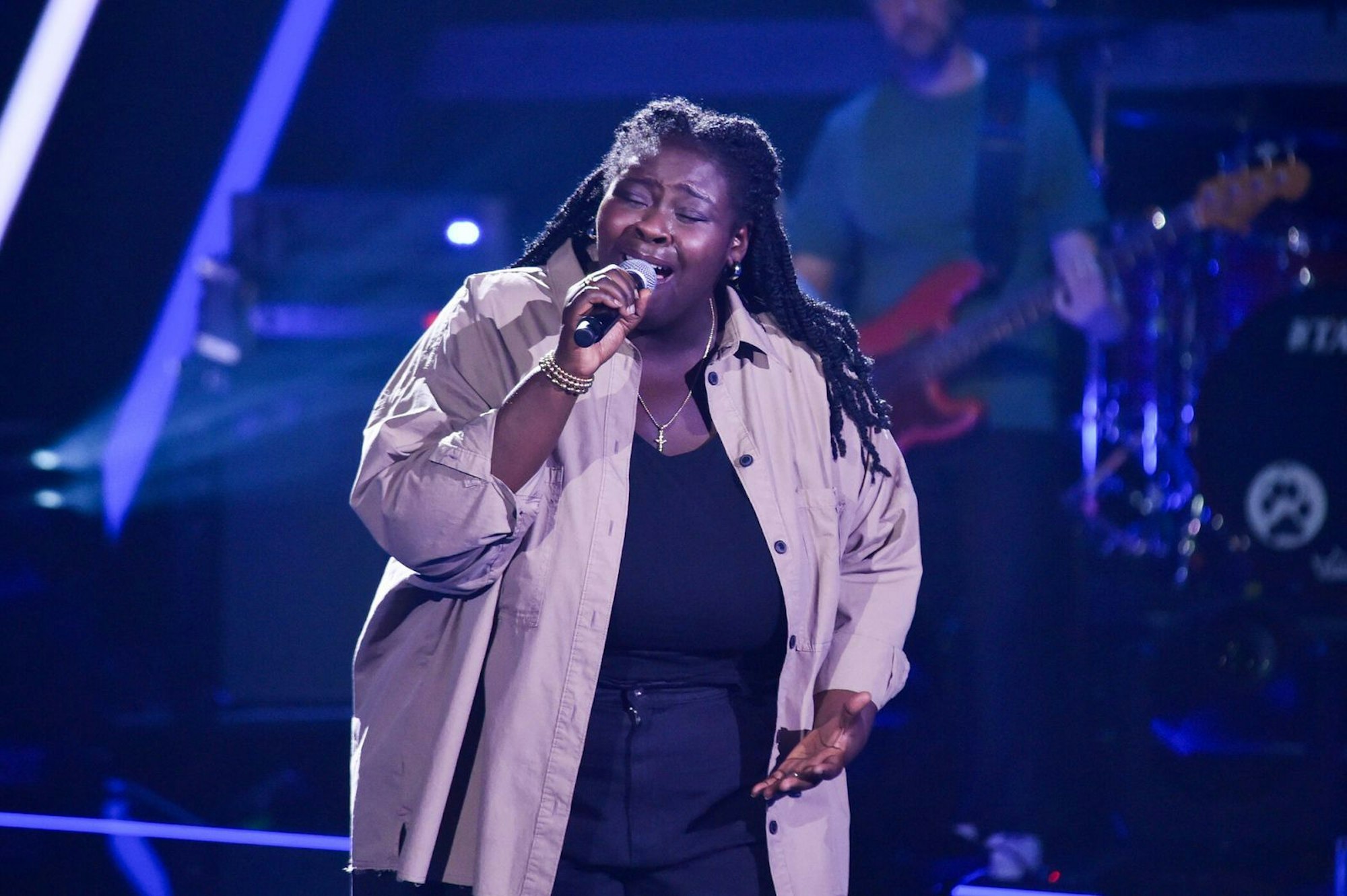 Beim Kampf um Joelisa Serwah Andre entbrennt ein Streit zwischen Shirin und Michi. (Bild: Joyn/ André Kowalski)