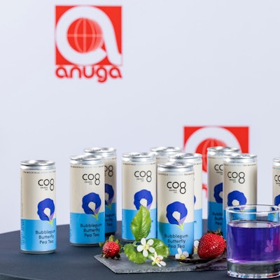 Dosen des blauen Schmetterlingserbsen-Eistees