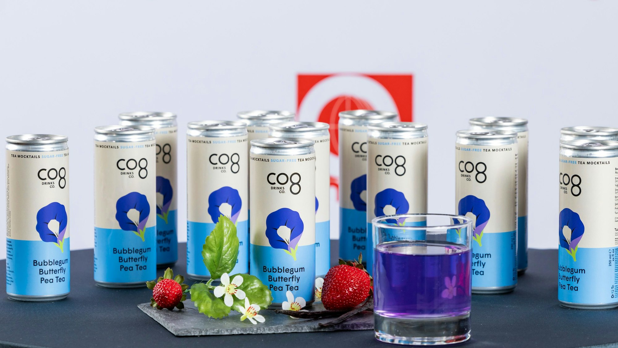 Dosen des blauen Schmetterlingserbsen-Eistees