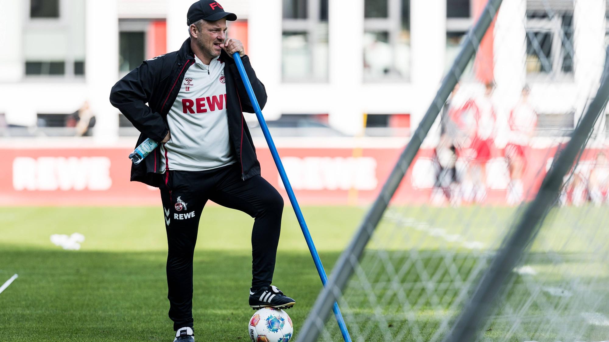 FC-Trainer Lukas Kwasniok steht beim Training des 1. FC Köln auf dem Rasen.